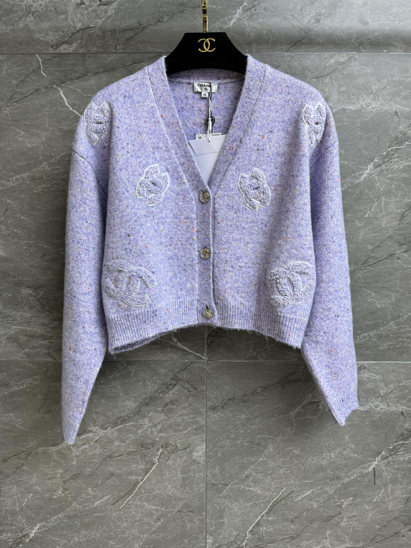 NO:475047,New models for early autumn are shipped. Xiangjia colored double C cardigan. 2025 early autumn series. Temperament V-neck neckline. Double C badge decoration embellishment. Colorful yarns interwoven. Colorful yarns are fashionable and age-reducing. Customized knitted fabric. Soft and glutinous comfortable and skin-friendly. Short loose style. Slim and versatile upper body. Full trademark. Size SML, chanel, alexander wang.19860909早秋新款出货啦 香家彩色双c开衫 2025早秋系列 气质V领领口 双C徽章装饰点缀 彩色纱线交织 配色时髦减龄 定制针织面料 软糯舒适亲肤 短款宽松版型 上身显瘦又百搭 商标齐全 尺码SML,,chanel,alexander wang,Women's clothing