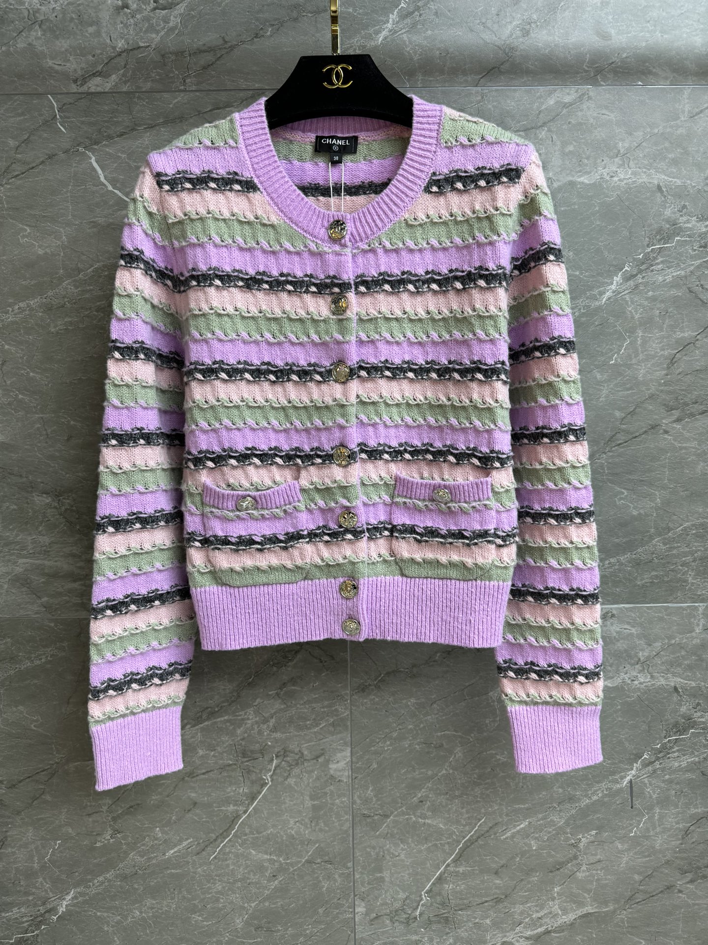 NO:475051,New early autumn style is available. Xiangjia color striped cardigan. 2025 autumn and winter preview series. Round neck single-breasted design. Pink color stripes. Age-reducing fashionable and fashionable. Ordinary knitted knitted fabric. Soft and comfortable. Normal style. Slim and temperament on the upper body. Full trademark. Size SMl,,chanel,alexander wang.19860909早秋新款上新啦 香家彩色条纹开衫 2025秋冬预告系列 圆领单排扣设计 粉色彩条配色 减龄时髦洋气 定织针织面料 柔软舒适 正常版型 上身显瘦又气质 商标齐全 尺码SMl,,chanel,alexander wang,Women's clothing