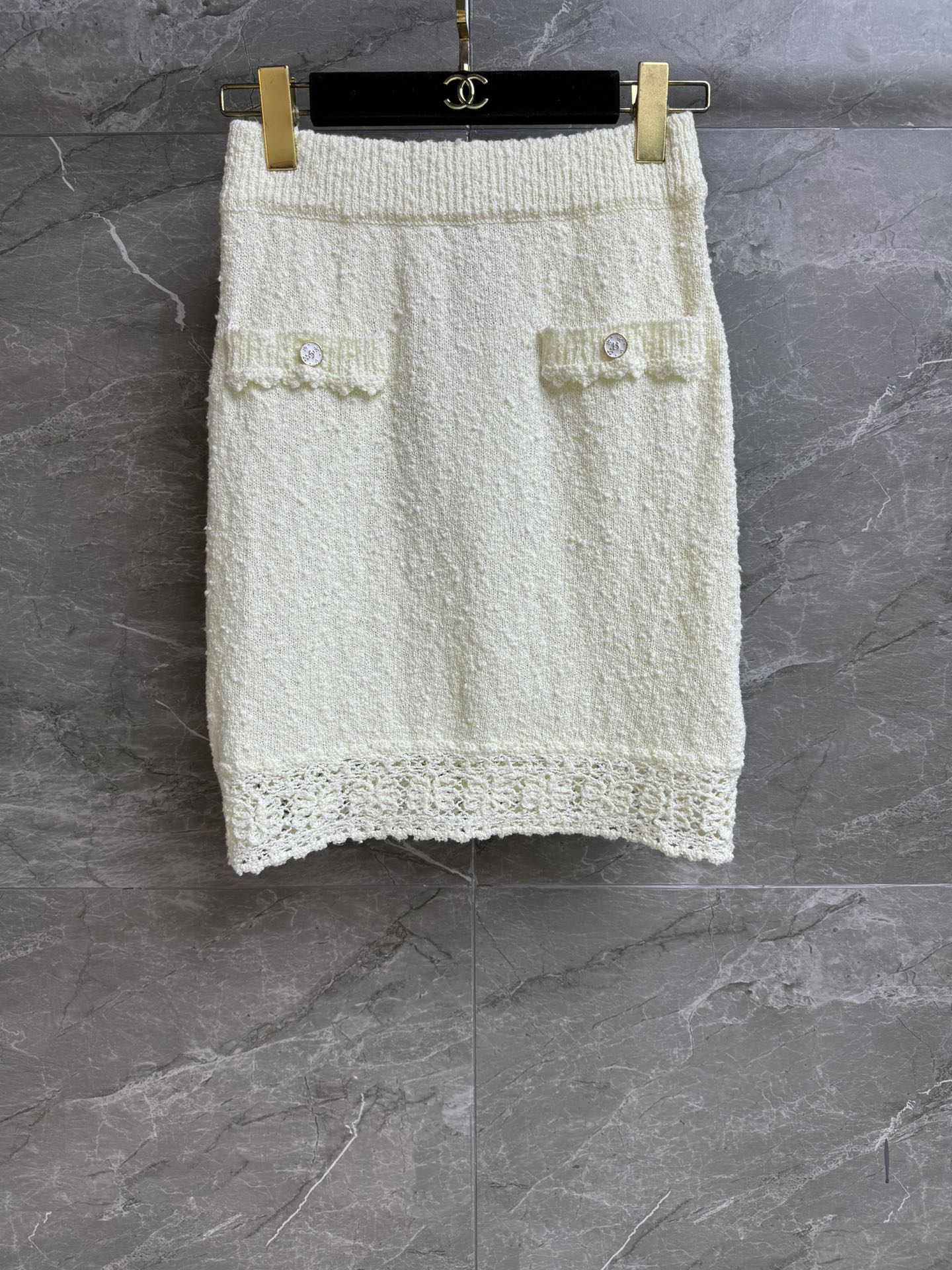 NO:475055,New early autumn style is available. Xiangjia lace knitted skirt. 2025 autumn and winter preview series. Elastic elastic waist. Hollow hook lace splicing. Sweet and fashionable age-reducing. Cotton knitted fabric. Soft and comfortable. A-line skirt style. The upper body looks slim and versatile. Full trademark. Size SML, chanel, skirts, alexander wang.19860909早秋新款上新啦 香家花边针织半裙 2025秋冬预告系列 松紧弹力腰头 镂空钩花花边拼接 甜美时髦减龄 棉质针织面料 柔软舒适 A字裙版型 上身显瘦又百搭 商标齐全 尺码SML,,chanel,skirts,alexander wang,Women's clothing