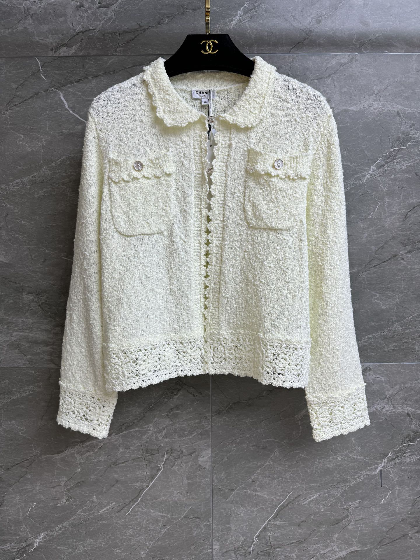 NO:475059,New models in early autumn are available. Xiangjia hook lace cardigan. 2025 autumn and winter preview series. Lapel neckline design. Hollow hook lace splicing. Sweet and fashionable age-reducing. Cotton knitted fabric. Soft and comfortable. Slim fit. The upper body looks slim and temperament. Full trademark. Size SML, chanel, alexander wang.19860909早秋新款上新啦 香家钩花花边开衫 2025秋冬预告系列 翻领领口设计 镂空钩花花边拼接 甜美时髦减龄 棉质针织面料 柔软舒适 修身版型 上身显瘦又气质 商标齐全 尺码SML,,chanel,alexander wang,Women's clothing