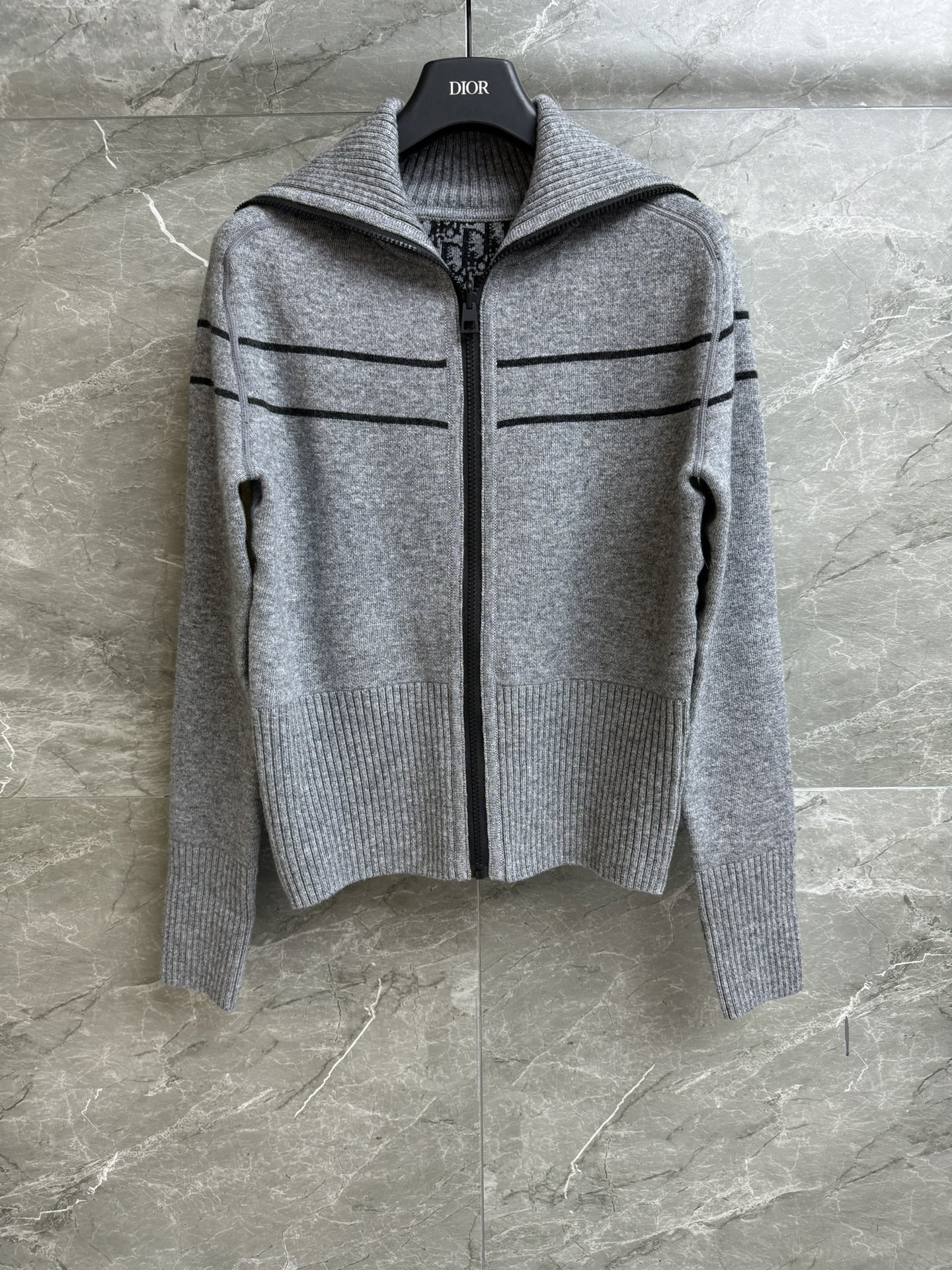 NO:476895,New models for early autumn are available. D-home double-sided knitted cardigan 2025 autumn and winter series. Lapel zipper design. Double-sided wearable. One side solid color. One side old-fashioned. Switch outfits for different occasions. Fashionable and high-end cashmere-blend fabric. Thick, warm and textured. Slim fit style. Slim body looks slim and temperament. Full trademark. Size SML,,dior,alexander wang.19860909早秋新款上新啦 D家双面针织开衫 2025秋冬系列 翻领拉链设计 双面可穿 一面纯色 一面老花 不同场合切换穿搭 时髦高级 羊绒混纺面料 厚实保暖有质感 修身版型 上身显瘦又气质 商标齐全 尺码SML,,dior,alexander wang,Women's clothing