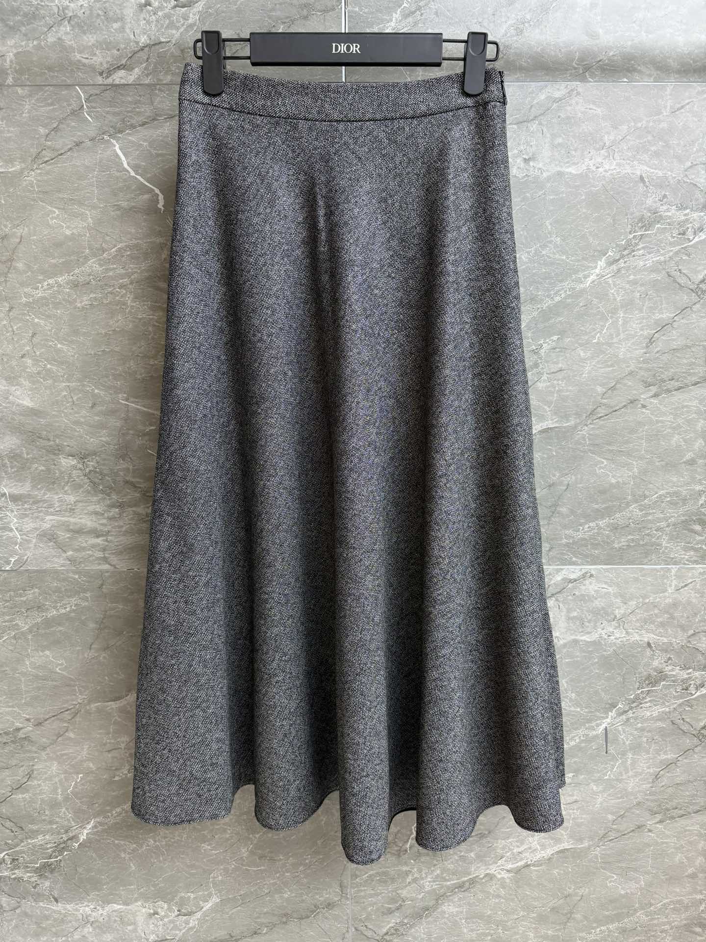 NO:476905,New models for early autumn are available. D-home gray wool skirt. 2025 early autumn series. High waist design elongate body proportions. High-grade gray color scheme. Customized wool tweed fabric. Silk lining. Comfortable and crisp. Flared tailoring. Elegant and elegant upper body. Full trademark. Size SML,,dior,skirts,real silk,alexander wang.19860909早秋新款上新啦 D家灰色羊毛半身裙 2025早秋系列 高腰设计拉长身材比例 高级灰配色 定制绵羊毛粗花呢面料 真丝里衬 舒适挺括 喇叭形剪裁版型 上身优雅气质 商标齐全 尺码SML,,dior,skirts,real silk,alexander wang,Women's clothing