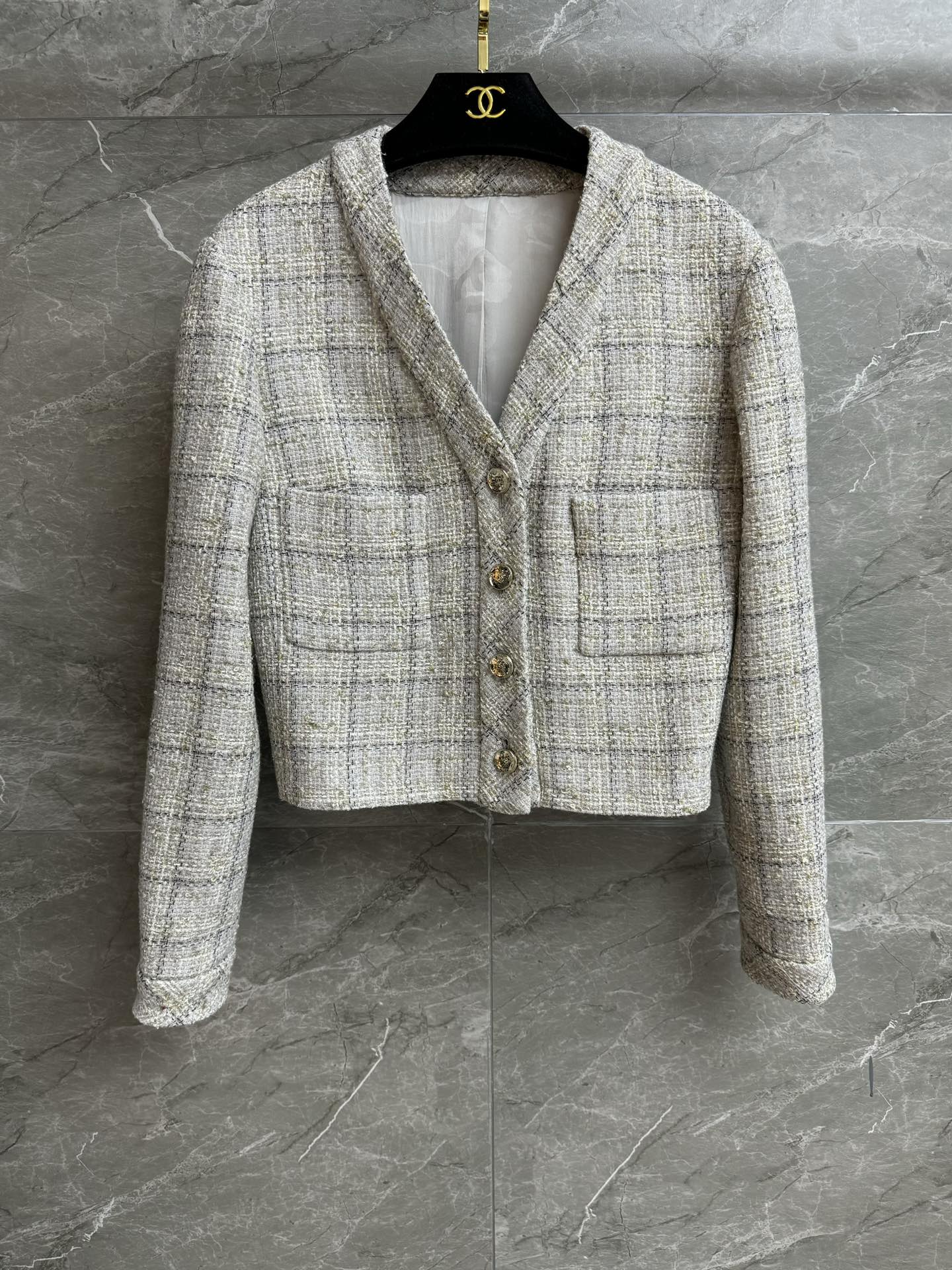 NO:485307,New models for early autumn are available!  Xiangjia gray gold plaid jacket 2025 autumn and winter preview series Temperament V-neck neckline Double C gold buckle decoration embellishment Gray gold black plaid color high-end style Customized wool tweed fabric Silk lining Short style Top body looks slim and temperament Full trademark Size SML, Chanel, jackets & coats, real silk, alexander wang19860909早秋新款上新啦！ 香家灰金格子外套 2025秋冬预告系列 气质V领领口 双C金扣装饰点缀 灰金黑格子配色 高级洋气 定制羊毛软呢面料 真丝里衬 短款版型 上身显瘦又气质 商标齐全 尺码SML,,chanel,jackets & coats,real silk,alexander wang,Women's clothing
