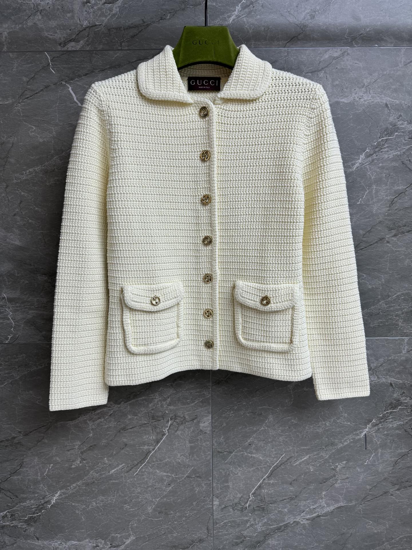 NO:476919,New models for early autumn are shipped. G home thick-needle crochet cardigan 2025 early autumn series. Lapel single-breasted design. Gold-toned double G button decoration embellishment. Coarse crochet craftsmanship. High-end fashion. Customized cotton blended yarn. Clever and comfortable texture. Slim fit. Slim body and temperament. Full trademark. Size SMLxL,,gucci,alexander wang.19860909早秋新款出货啦 G家粗针钩织开衫 2025早秋系列 翻领单排扣设计 金色调双G纽扣装饰点缀 粗针钩织工艺 高级时髦 定制棉质混纺纱线 挺括舒适有质感 修身版型 上身显瘦又气质 商标齐全 尺码SMLxL,,gucci,alexander wang,Women's clothing