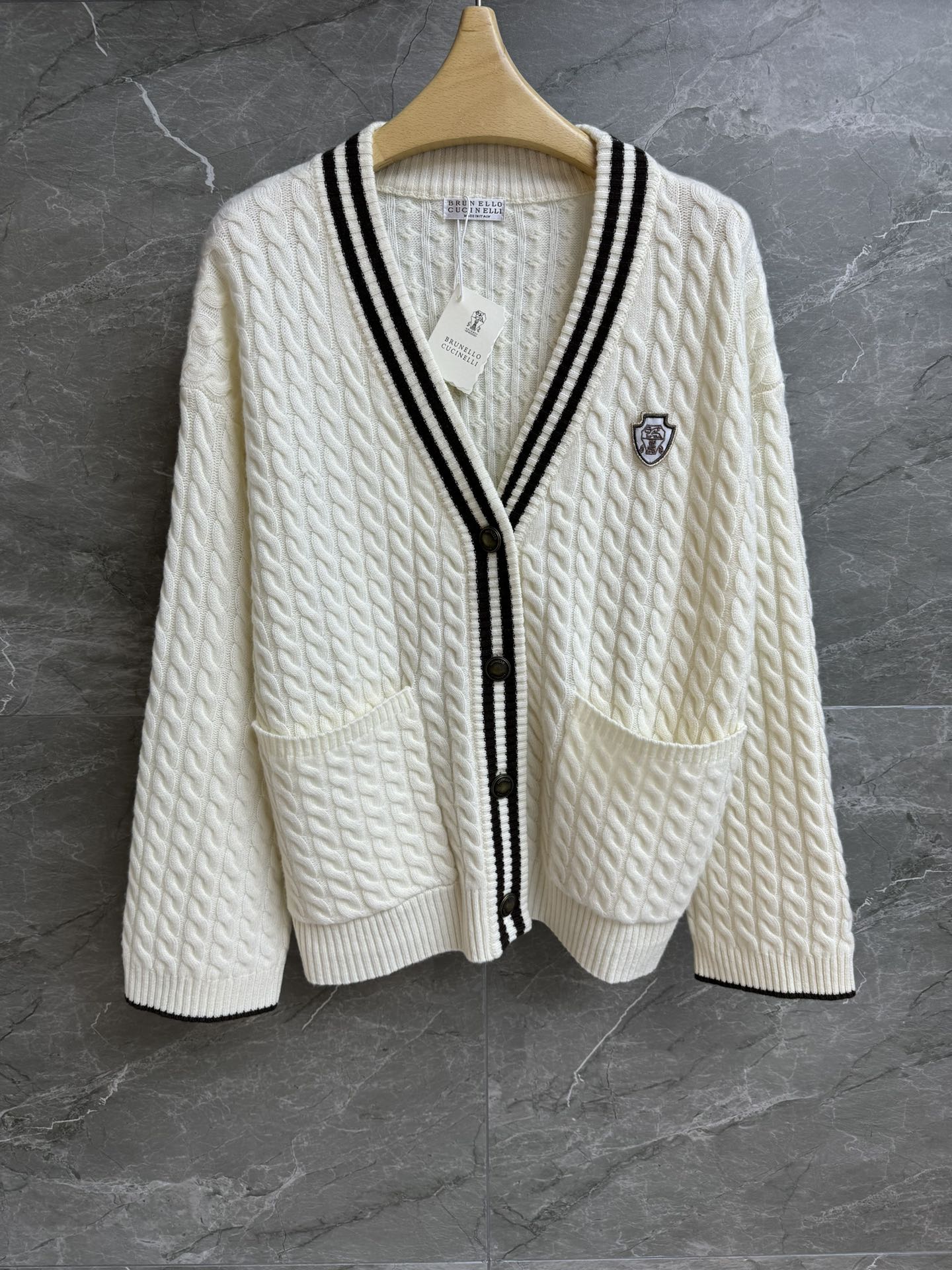 NO:476925,New early autumn style is available. Bc twist knitted cardigan 2025 autumn and winter series. Temperament V-neck neckline. Chest embroidery logo badge embellishment. Temperament knitted texture. Lazy and casual. Age-reducing tennis style. Cashmere knitted fabric. Soft and comfortable. Loose style. Slim and temperament on the upper body. Full trademark. Size SML,,alexander wang.19860909早秋新款上新啦 Bc麻花针织开衫 2025秋冬系列 气质V领领口 胸前刺绣logo徽章点缀 麻花编织纹理 慵懒随意 减龄网球风 羊绒针织面料 软糯舒适 宽松版型 上身显瘦又气质 商标齐全 尺码SML,,alexander wang,Women's clothing