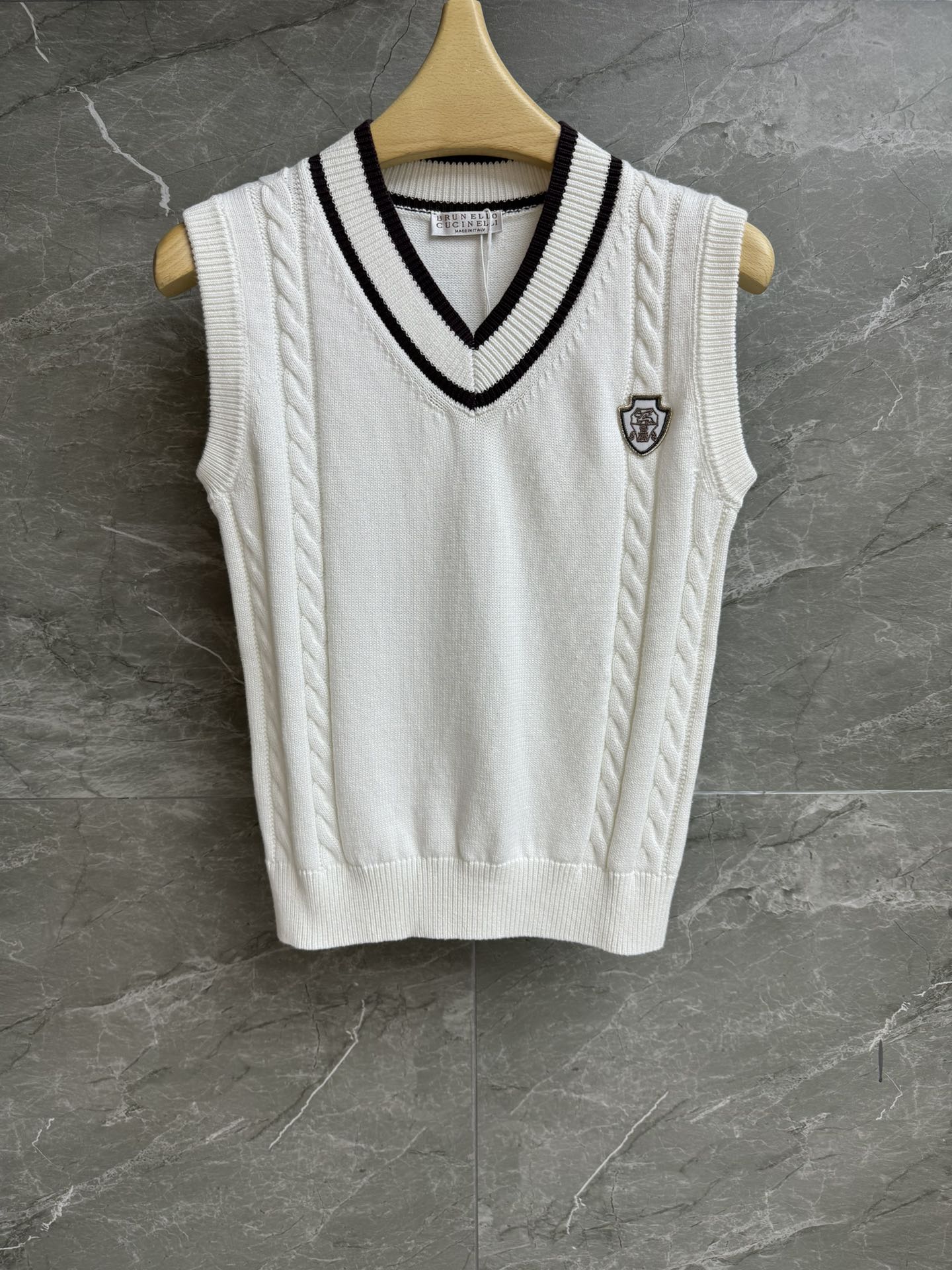 NO:476930,New early autumn style is available. Bc Twist knitted vest. 2025 autumn and winter series. Temperament V-neck neckline. Chest embroidered logo badge embellishment. Twist knitted texture. Fashionable and age-reducing. Custom knitted fabric. Comfortable skin-friendly. Slim fit. The upper body looks slim and versatile. Full trademark. Size SML,,alexander wang.19860909早秋新款上新啦 Bc麻花针织背心 2025秋冬系列 气质V领领口 胸前刺绣logo徽章点缀 麻花编织纹理 时髦减龄 定制针织面料 舒适亲肤 修身版型 上身显瘦又百搭 商标齐全 尺码SML,,alexander wang,Women's clothing