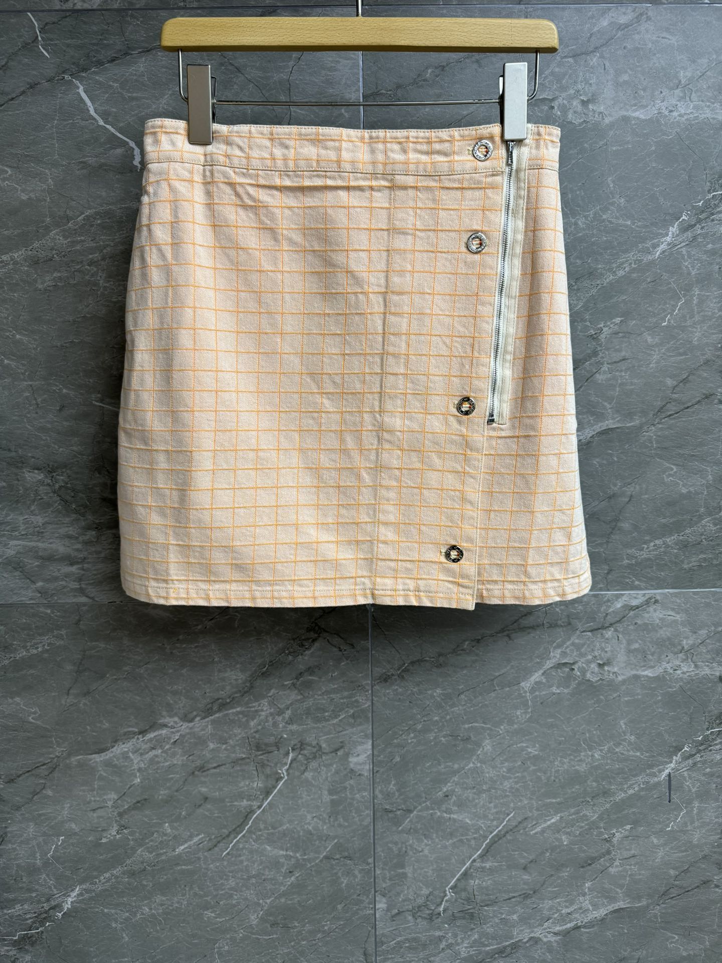 NO:487428,New early autumn styles are shipped. H home plaid denim skirt. 2025 early autumn series. Side zipper design. Back logo leather logo decoration. Orange plaid color matching. Fashionable and personalized. Customized washing denim fabric. Soft and comfortable. A-line skirt style. Slim and temperament. Full trademark. Size SML,, skirts, alexander wang.19860909早秋新款出货啦 H家格纹牛仔半裙 2025早秋系列 侧边拉链设计 后背logo皮标装饰 橙色格纹配色 时髦个性 定制水洗牛仔面料 柔软舒适 A字裙版型 上身显瘦又气质 商标齐全 尺码SML,,skirts,alexander wang,Women's clothing