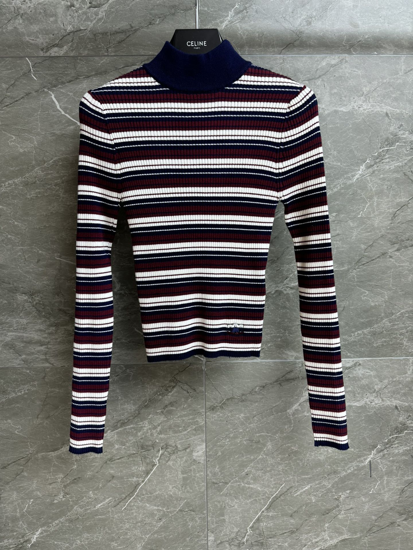 NO:478463,New models for early autumn are available. CL turtleneck striped sweater. Early autumn series. High neck collar design. Hem Arc de Triomphe logo embroidery embroidery. Blue and white striped color scheme. Retro and fashionable. Wool knitted fabric. Comfortable and skin-friendly. Slim and elastic style. The upper body looks slim and versatile. Full trademark. Size SML,,alexander wang.19860909早秋新款上新啦 CL高领条纹针织衫 早秋系列 高领领口设计 下摆凯旋门logo刺绣点缀 蓝白条纹配色 复古时髦 羊毛针织面料 舒适亲肤 修身弹力版型 上身显瘦又百搭 商标齐全 尺码SML,,alexander wang,Women's clothing