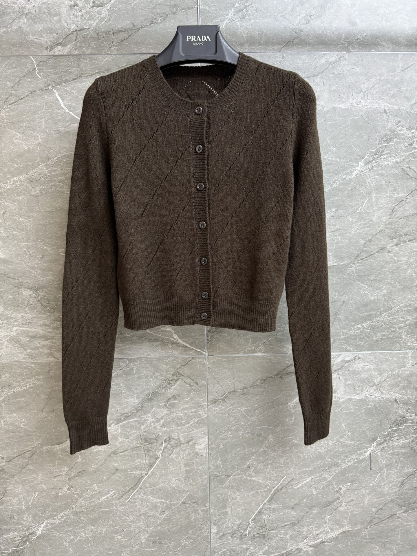 NO:478472,New early autumn style is available. P home brown cashmere cardigan. Early autumn series. Round neck single-breasted design. Diamond pattern. Retro and high-end color matching. Cashmere knitted fabric. Soft and comfortable. Slim fit. Slim and elegant upper body. Full trademark. Size SML,,alexander wang.19860909早秋新款上新啦 P家棕色羊绒开衫 早秋系列 圆领单排扣设计 菱格纹镂空图案 后三角logo徽标点缀 配色复古高级 羊绒针织面料 柔软舒适 修身版型 上身显瘦又气质 商标齐全 尺码SML,,alexander wang,Women's clothing