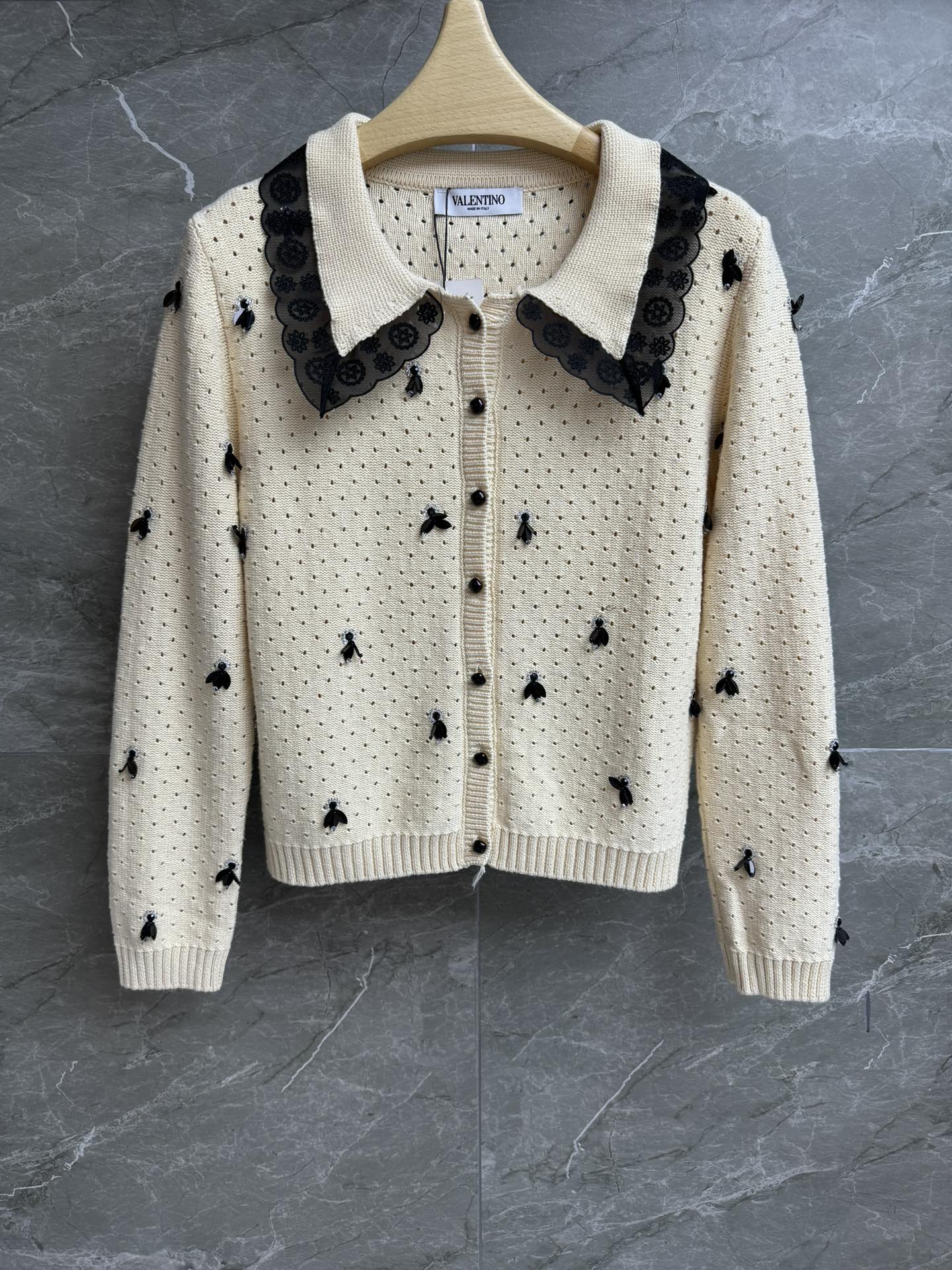 NO:479780,New models for early autumn are available. Valentino lace cardigan. 2025 autumn and winter series. Lace lace splicing neckline. Heavy industry diamond-inlaid bead embroidery. Exquisite and elegant. Customized knitted fabric. Comfortable and skin-friendly. Normal style. Slim and temperament. Full trademark. Size SML, valentino, alexander wang.19860909早秋新款上新啦 华伦天奴蕾丝花边开衫 2025秋冬系列 蕾丝花边拼接领口 重工镶钻钉珠刺绣点缀 精致优雅高级 定制针织面料 舒适亲肤 正常版型 上身显瘦又气质 商标齐全 尺码SML,,valentino,alexander wang,Women's clothing