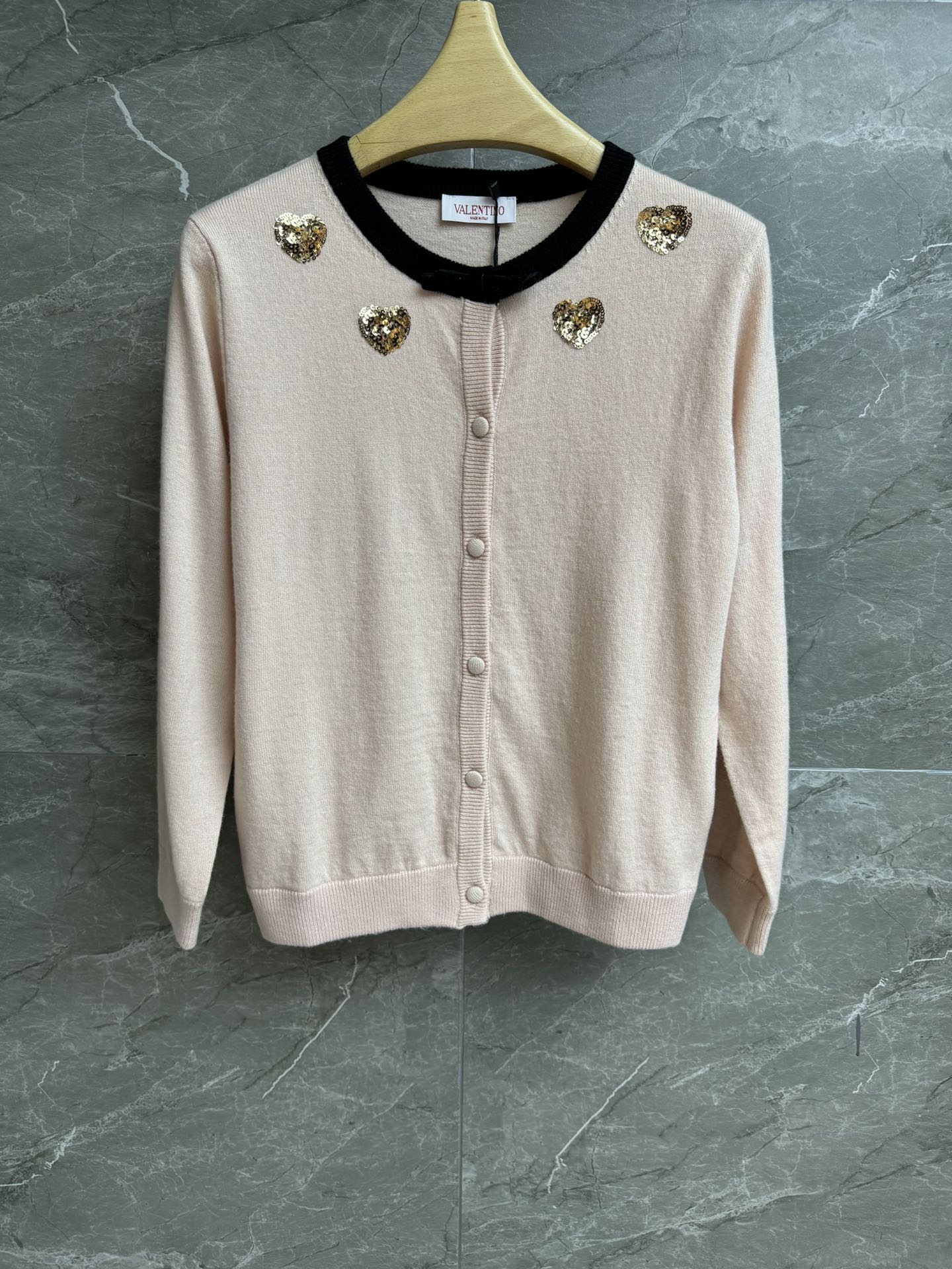 NO:479792,New models are shipped in early autumn!  Valentino pink cardigan 2025 autumn and winter series round neck contrast collar bow decoration love sequin embroidery exquisite age-reducing high-end wool knitted fabric light and comfortable Normal style upper body slim and temperament full trademark size SMl, valentino, alexander wang19860909早秋新款出货啦！ 华伦天奴粉色开衫 2025秋冬系列 圆领撞色领口 蝴蝶结装饰 爱心亮片刺绣点缀 精致减龄高级 羊毛针织面料 轻薄舒适 正常版型 上身显瘦又气质 商标齐全 尺码SMl,,valentino,alexander wang,Women's clothing