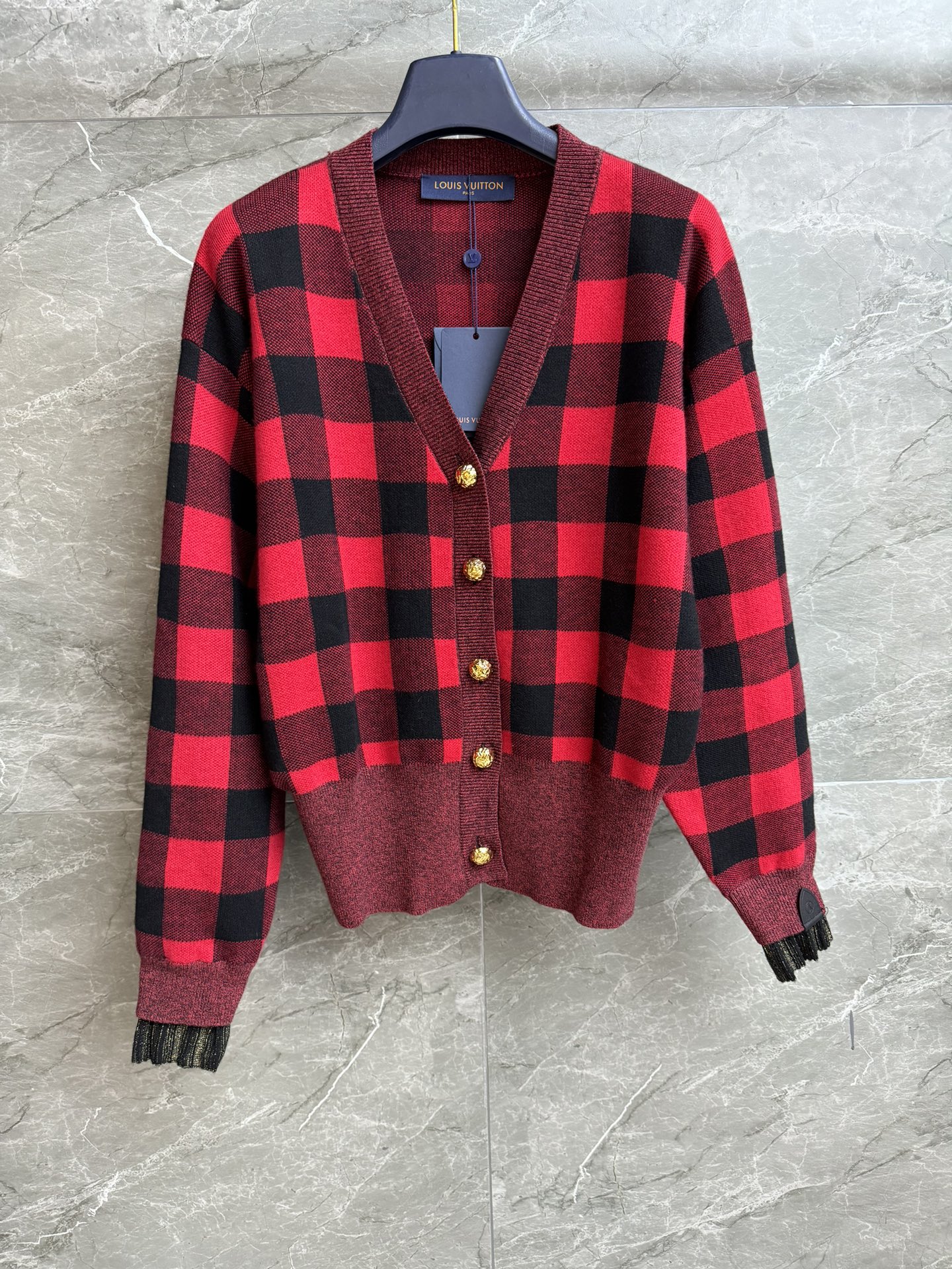 NO:479811,New models for early autumn are shipped. L-home plaid knitted cardigan. 2025 early autumn series. Temperament V-neck neckline. Retro gold buckle decoration. Sleeve logo leather embellishment. Black and red plaid color. High-end fashionable. Wool-blend knitted fabric. Comfortable and skin-friendly. Normal style. Slim and temperament. Full trademark. Size SML,,louis vuitton,alexander wang.19860909早秋新款出货啦 L家格子针织开衫 2025早秋系列 气质V领领口 复古金扣装饰 袖子logo皮革点缀 黑红格子配色 高级时髦 羊毛混纺针织面料 舒适亲肤 正常版型 上身显瘦又气质 商标齐全 尺码SML,,louis vuitton,alexander wang,Women's clothing