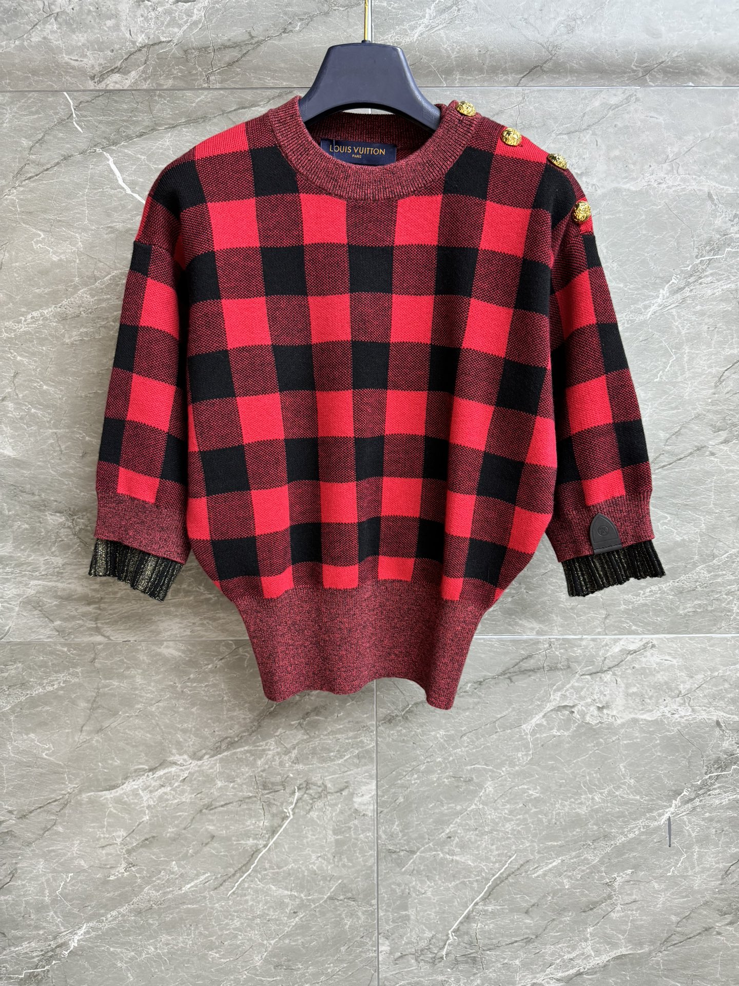 NO:479798,New models for early autumn are shipped. L-home plaid knitted tops. 2025 early autumn series. Round neck ribbed neckline. Cropped sleeve design. Sleeve logo leather embellishment. Black and red plaid color. High-end fashionable. Wool-blend knitted fabric. Comfortable and skin-friendly. Normal style. Slim and temperament. Full trademark. Size SML,,louis vuitton,alexander wang.19860909早秋新款出货啦 L家格子针织上衣 2025早秋系列 圆领罗纹领口 七分袖设计 袖子logo皮革点缀 黑红格子配色 高级时髦 羊毛混纺针织面料 舒适亲肤 正常版型 上身显瘦又气质 商标齐全 尺码SML,,louis vuitton,alexander wang,Women's clothing