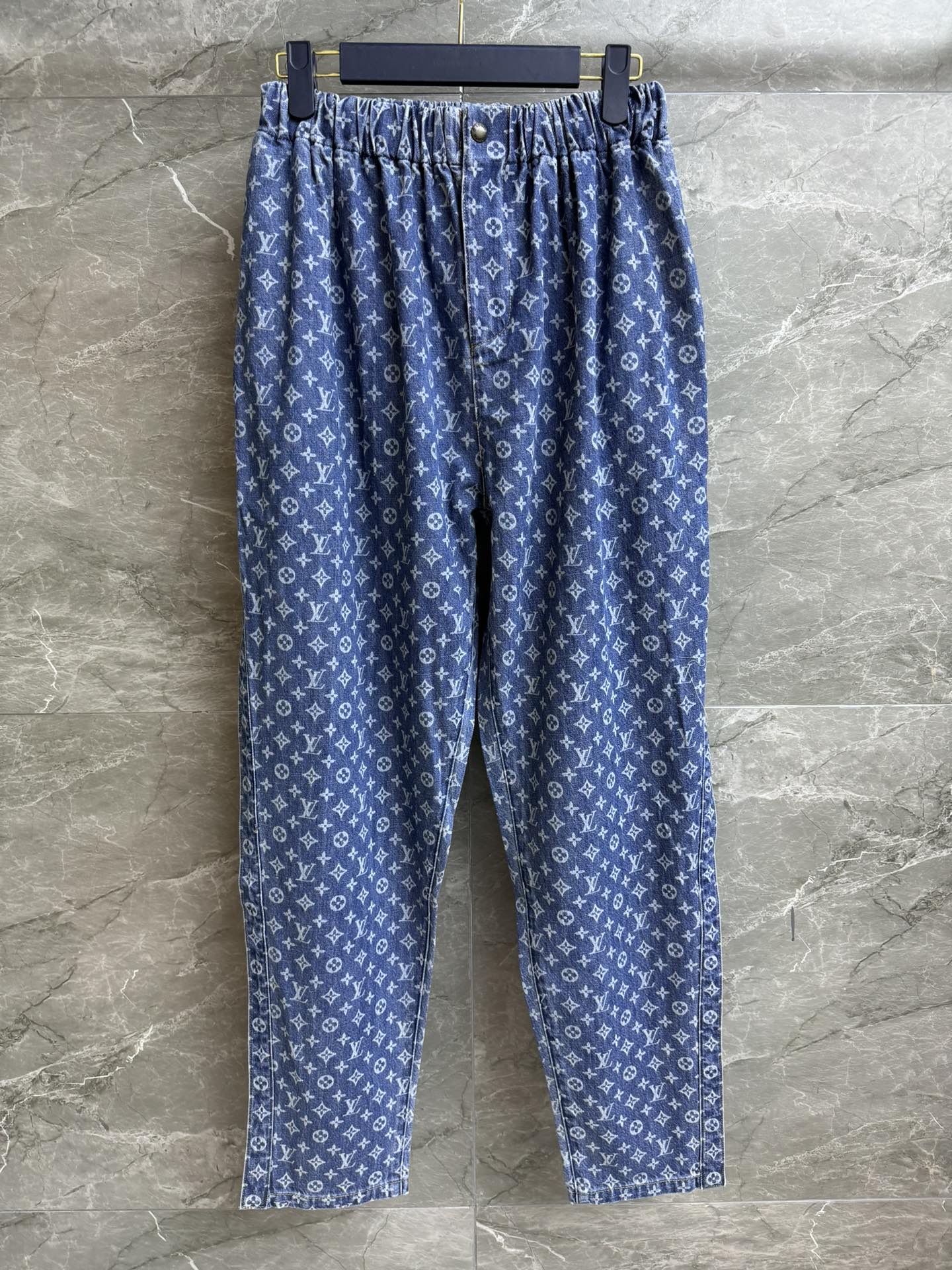 NO:478498,New models for early autumn are available!  L home presbyterian jeans autumn and winter series elastic elastic waist with blue presbyterian pattern retro fashionable and high-end imported denim fabric soft and comfortable loose style not to pick people wearing casual and versatile trademarks complete size SML,,louis vuitton,jeans,alexander wang19860909早秋新款上新啦！ L家老花牛仔裤 秋冬系列 松紧弹力腰头 采用蓝色老花图案 复古时髦高级 进口牛仔布面料 柔软舒适 宽松版型 不挑人穿 休闲百搭 商标齐全 尺码SML,,louis vuitton,jeans,alexander wang,Women's clothing