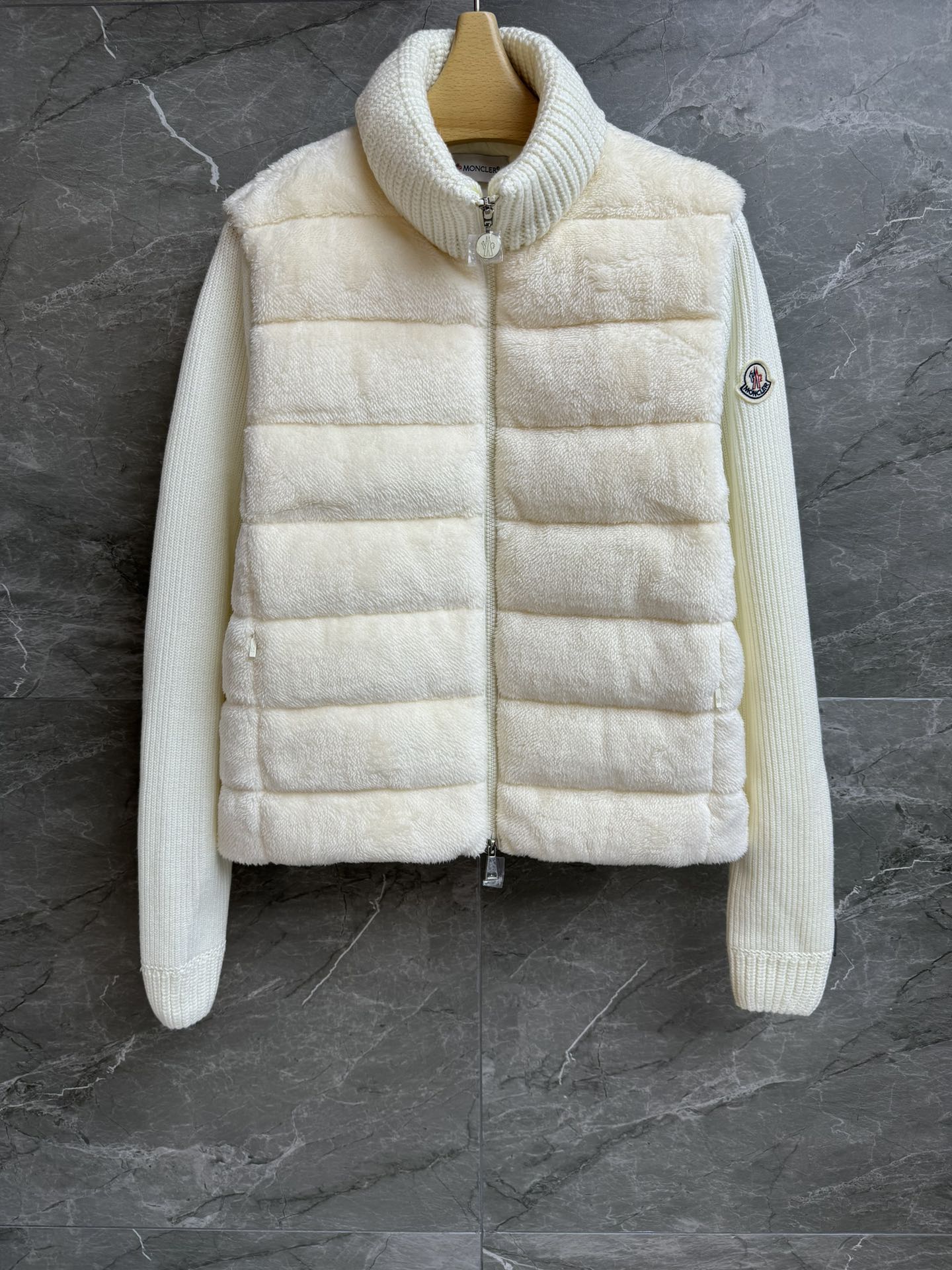 NO:479848,The new style with dust bags is available in the early autumn. The 2025 autumn and winter series. Stand-mouthed collar zipper design. Sleeve logo badge decoration embellishment. Wool spliced ​​teddy 90 white gooseberry filling. Filled velvet. Warm and fashionable. Straight-tube style. The upper body looks slim and temperament. Full trademark. Size sml, Moncler, alexander wang.19860909配防尘袋早秋新款上新啦 蒙口泰迪拼接开衫 2025秋冬系列 立领拉链设计 袖子logo徽章装饰点缀 羊毛拼接泰迪绒 90白鹅绒填充 充绒量足 保暖时髦 直筒版型 上身显瘦又气质 商标齐全 尺码sml,,Moncler,alexander wang,Women's clothing