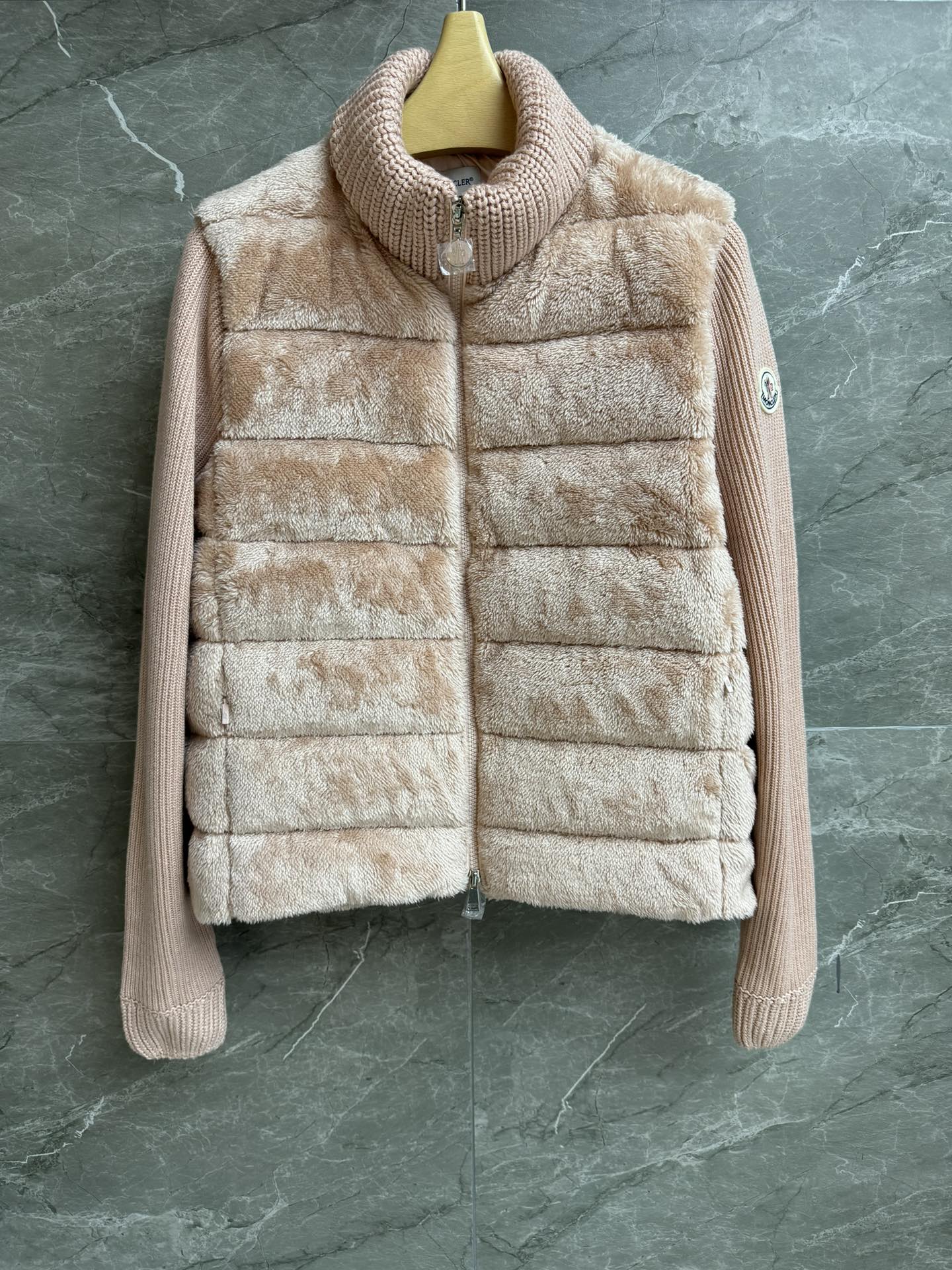 NO:479862,The new style with dust bags is available in the early autumn. The 2025 autumn and winter series. Stand-mouthed collar zipper design. Sleeve logo badge decoration embellishment. Wool spliced ​​teddy 90 white gooseberry filling. Filled velvet. Warm and fashionable. Straight-tube style. The upper body looks slim and temperament. Full trademark. Size sml, Moncler, alexander wang.19860909配防尘袋早秋新款上新啦 蒙口泰迪拼接开衫 2025秋冬系列 立领拉链设计 袖子logo徽章装饰点缀 羊毛拼接泰迪绒 90白鹅绒填充 充绒量足 保暖时髦 直筒版型 上身显瘦又气质 商标齐全 尺码sml,,Moncler,alexander wang,Women's clothing