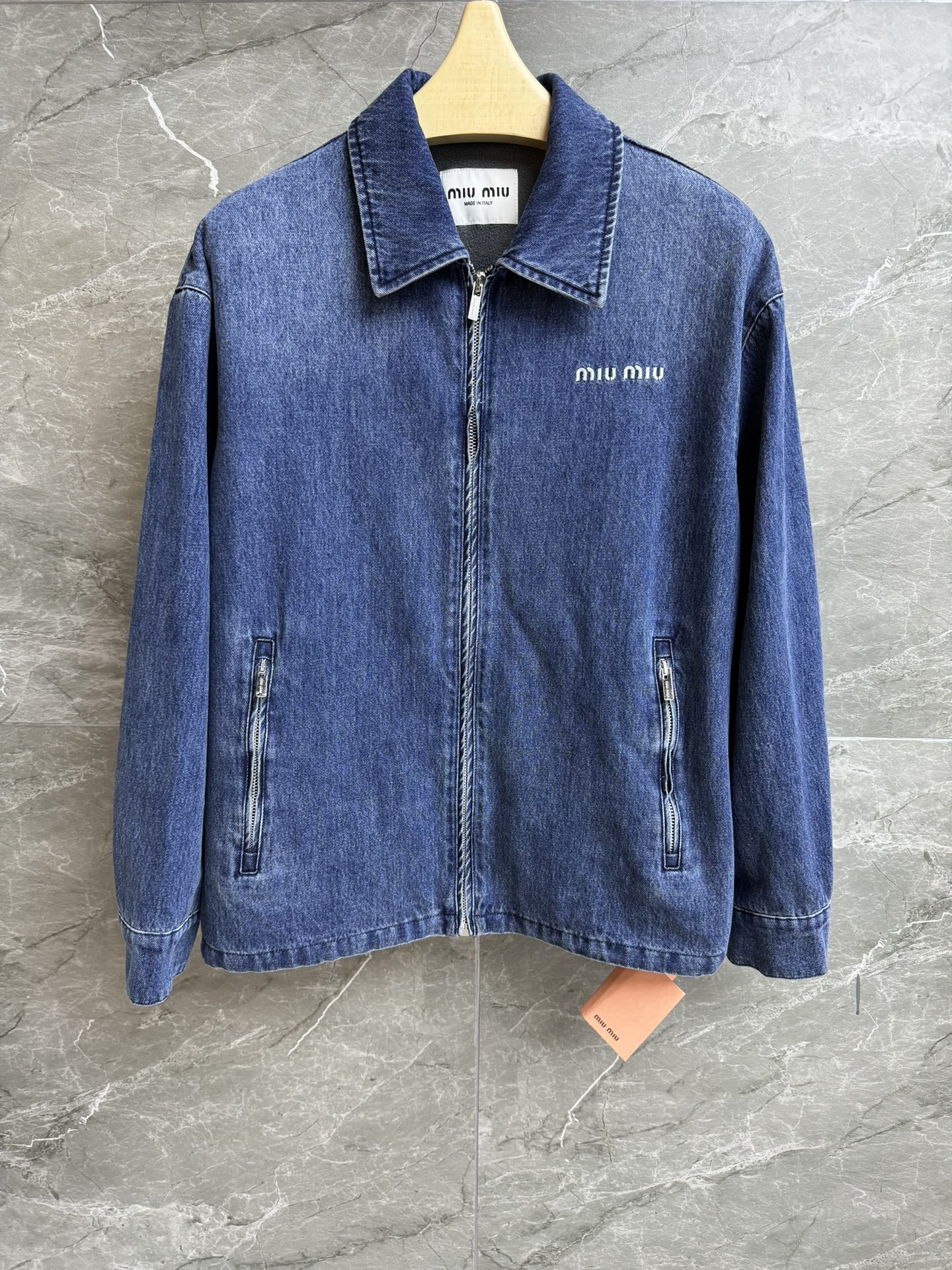 NO:479803,New early autumn style is available. Miu blue denim jacket. 2025 autumn and winter series. Lapel zipper design. Alphabet logo embroidery. Casual and simple. Customized denim denim fabric. Fleece liner. Comfortable and warm. Loose style. Not to be picked. Full trademark. SML,,miumiu, jackets & coats,alexander wang.19860909早秋新款上新啦 Miu蓝色牛仔外套 2025秋冬系列 翻领拉链设计 字母logo刺绣点缀 休闲简约大气 定制丹宁牛仔面料 摇粒绒内胆 舒适保暖 宽松版型 不挑人穿 商标齐全 尺码SML,,miumiu,jackets & coats,alexander wang,Women's clothing