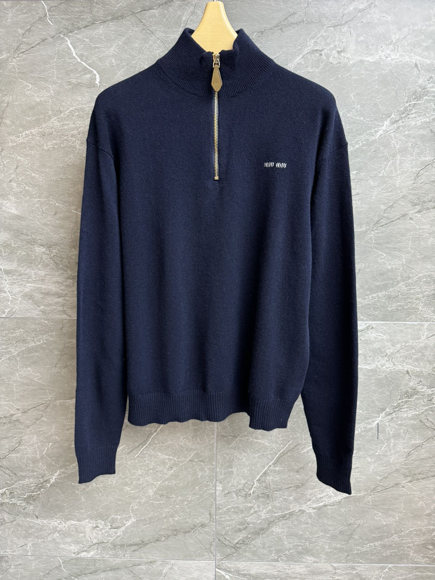 NO:479863,New early autumn style is available. Miu half-zipper cashmere sweater. 2025 early autumn series. Half-zipper neckline. Sleeve leather splicing design. Letter logo embellishment. High-end fashionable and fashionable. Cashmere knitted fabric. Loose style. Slim and temperament. Full trademark. Size smL,,miumiu,sweaters,alexander wang.19860909早秋新款上新啦 Miu半拉链羊绒毛衣 2025早秋系列 半拉链领口 袖子皮革拼接设计 字母logo嵌花点缀 高级时髦洋气 羊绒针织面料 宽松版型 上身显瘦又气质 商标齐全 尺码smL,,miumiu,sweaters,alexander wang,Women's clothing