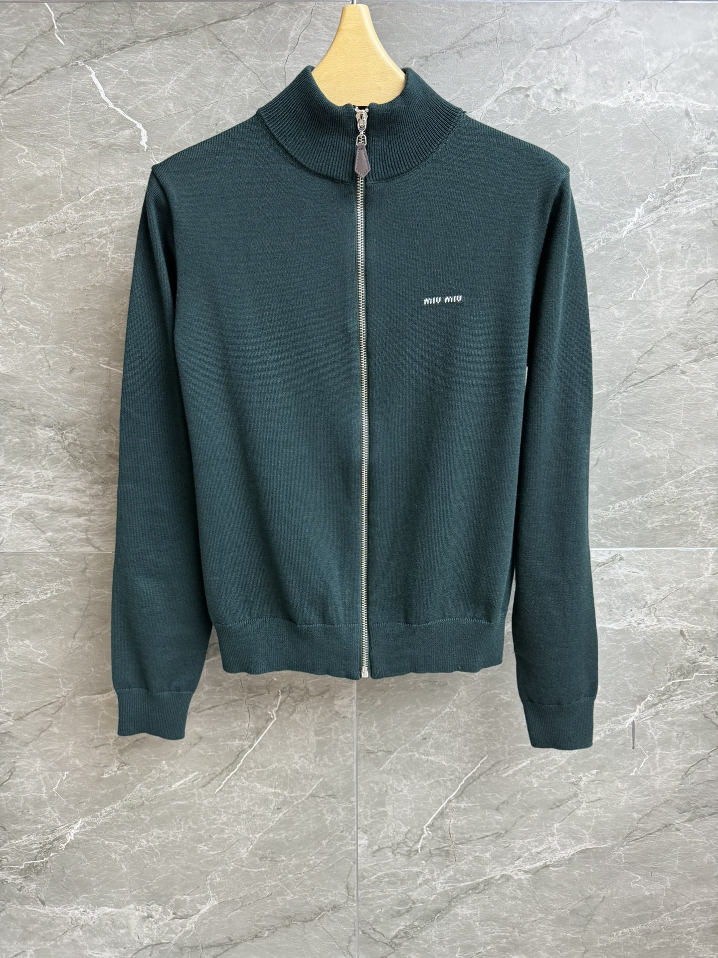 NO:479849,New models for early autumn are available. Miu zipper knitted cardigan. 2025 early autumn series. Stand-collar zipper design. Sleeve leather splicing. Letter logo embellishment. High-end fashionable and fashionable. Wool knitted fabric. Slim fit. Top body looks slim and temperament. Full trademark. Size smL,,miumiu,alexander wang.19860909早秋新款上新啦 Miu拉链针织开衫 2025早秋系列 立领拉链设计 袖子皮革拼接 字母logo嵌花点缀 高级时髦洋气 羊毛针织面料 修身版型 上身显瘦又气质 商标齐全 尺码smL,,miumiu,alexander wang,Women's clothing