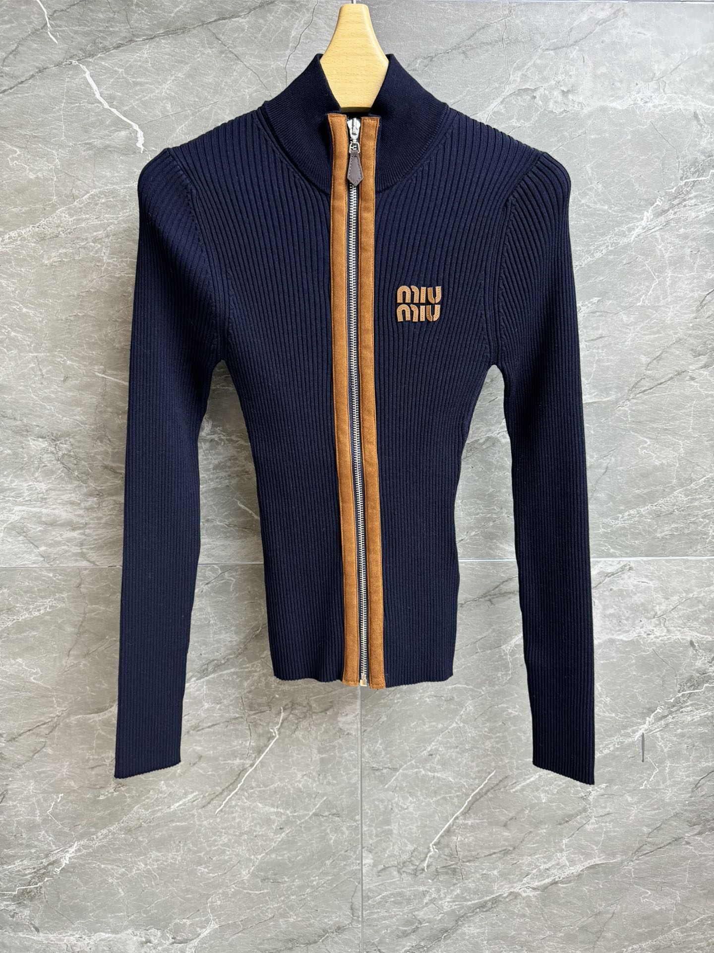 NO:479842,New models for early autumn are available. Miu suede splicing cardigan. 2025 early autumn series. Stand-collar zipper design. Suede splicing trim. Alphabet patch embroidery embroidery. Retro and fashionable. Custom knitted fabric. Stretch slim fit. Upper body looks slim and temperament. Full trademark sizes. SmL,,miumiu,chamois leather,alexander wang.19860909早秋新款上新啦 Miu麂皮拼接开衫 2025早秋系列 立领拉链设计 麂皮拼接饰边 字母贴布刺绣点缀 复古时髦高级 定制针织面料 弹力修身版型 上身显瘦又气质 商标齐全 尺码smL,,miumiu,chamois leather,alexander wang,Women's clothing