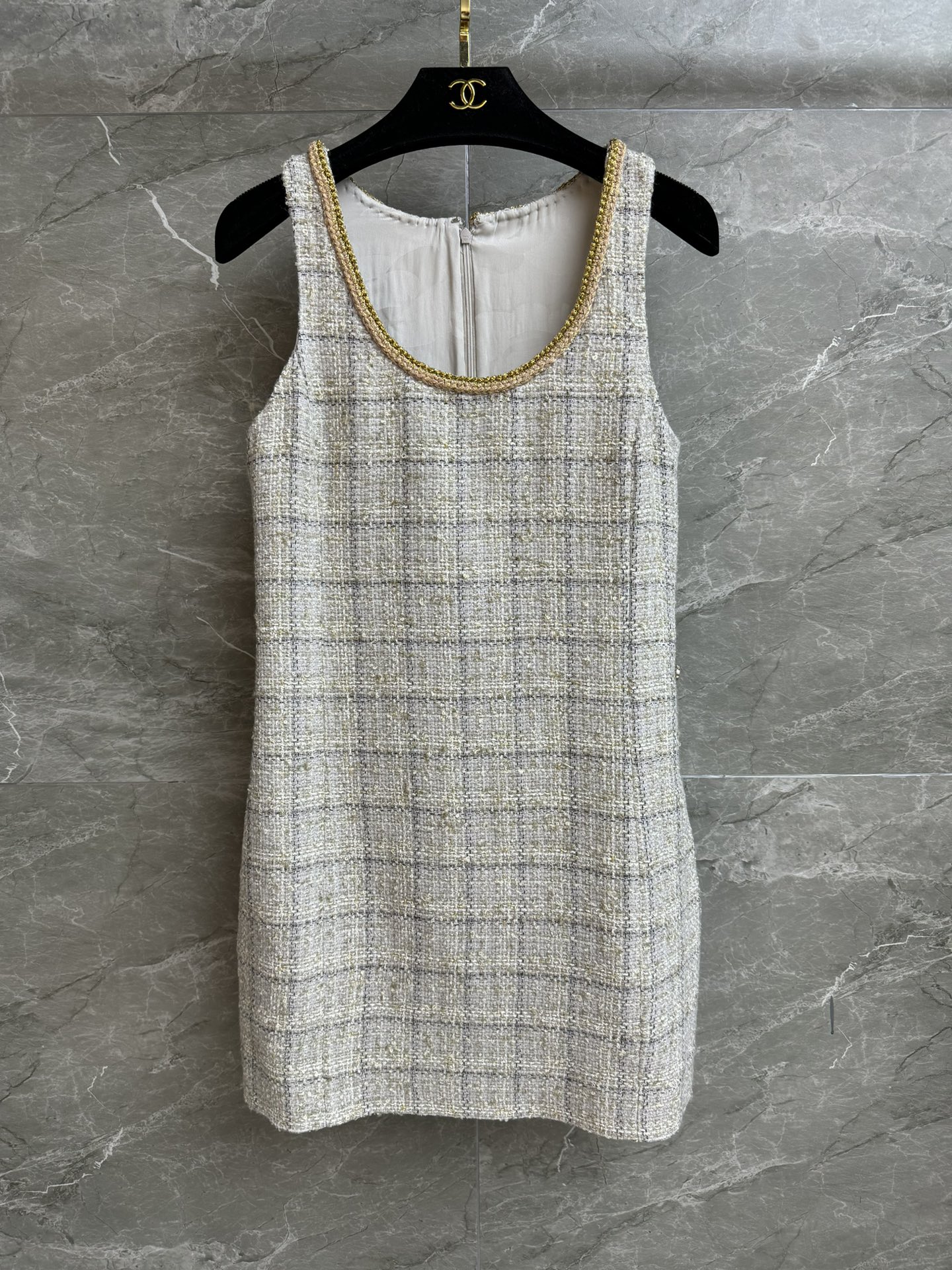 NO:479806,New models for early autumn are available!  Xiangjia gray gold plaid dress 2025 autumn and winter preview series Temperament U-neck design Gold silk webbing piping Gray gold black plaid color high-end style Customized wool tweed fabric Silk lining A-swing waist dress style Top body looks slim and temperament Full trademark size SML, Chanel, skirts, real silk, alexander wang19860909早秋新款上新啦！ 香家灰金格子连衣裙 2025秋冬预告系列 气质U领设计 金丝织带滚边 灰金黑格子配色 高级洋气 定制羊毛软呢面料 真丝里衬 A摆收腰连衣裙版型 上身显瘦又气质 商标齐全 尺码SML,,chanel,skirts,real silk,alexander wang,Women's clothing