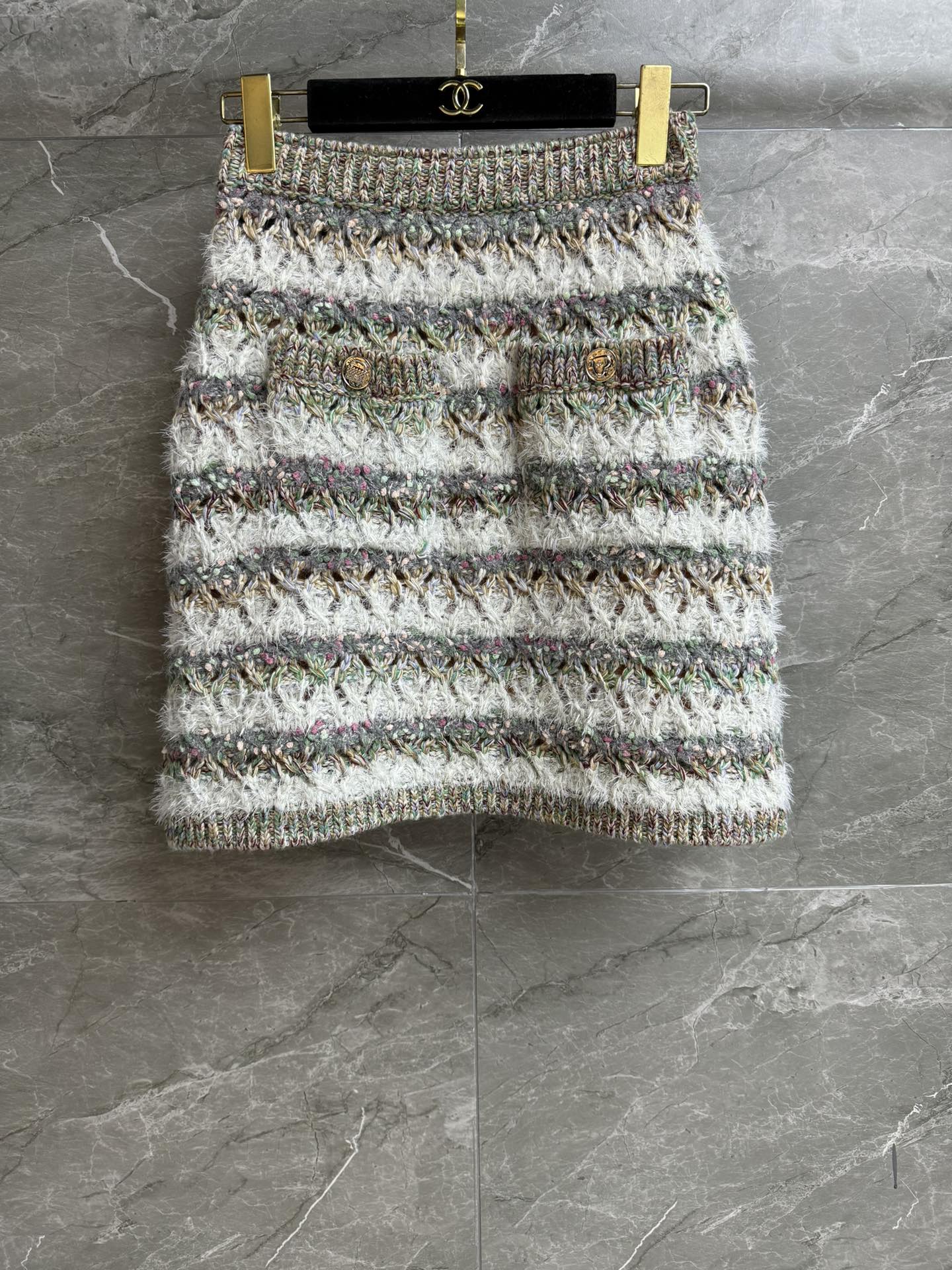 NO:479820,The higher version is shipped!  Xiangjia striped hollow skirt 2025 autumn and winter preview series Elastic elastic waist grey striped hollow hook texture Lazy and fashionable Wool blended knitted fabric Soft and comfortable With silk lining A-line skirt style Slim and temperament on the upper body Full trademark Size SML, Chanel, skirts, real silk, alexander wang19860909高版本出货啦！ 香家条纹镂空半裙 2025秋冬预告系列 松紧弹力腰头 灰白条纹镂空钩花纹理 慵懒时髦 羊毛混纺针织面料 软糯舒适 配有真丝内衬 A字裙版型 上身显瘦又气质 商标齐全 尺码SML,,chanel,skirts,real silk,alexander wang,Women's clothing