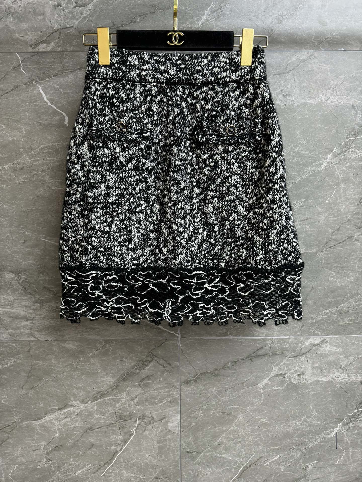 NO:484258,High-version shipped Xiangjia black and white blended skirt 2025 autumn and winter preview series Elastic elastic waist, flower hollow lace splicing, sweet and fashionable age-reducing, fixed dyed black and white blended yarn, soft and comfortable, A-line skirt style, upper body looks slim and versatile, trademark full size SML, chanel, skirts, alexander wang19860909高版本出货啦 香家黑白混纺半裙 2025秋冬预告系列 松紧弹力腰头 花朵镂空蕾丝花边拼接 甜美时髦减龄 定染黑白混纺纱线 柔软舒适 A字裙版型 上身显瘦又百搭 商标齐全 尺码SML,,chanel,skirts,alexander wang,Women's clothing