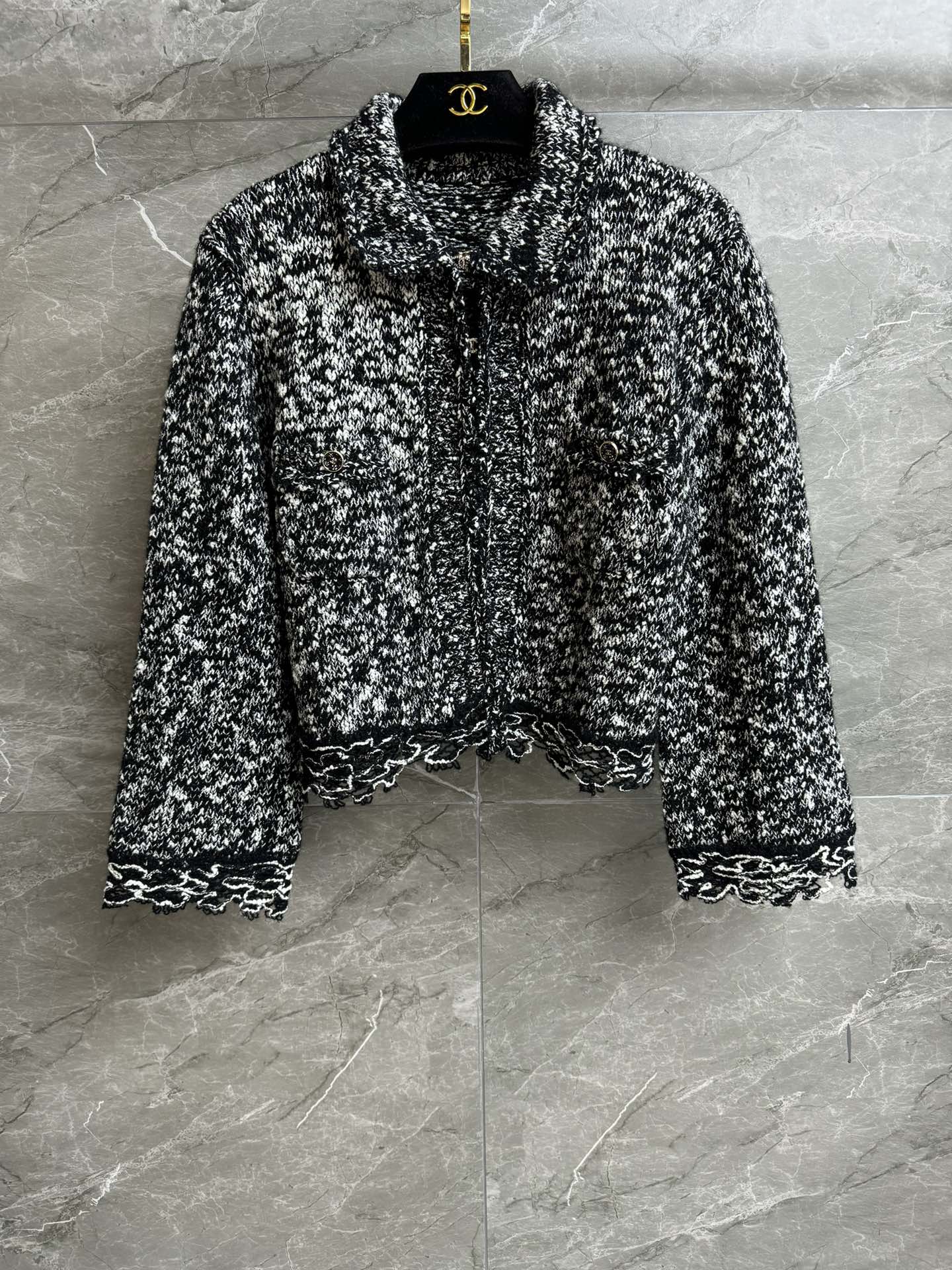 NO:484262,High-version shipped Xiangjia black and white blended cardigan 2025 autumn and winter preview series Lapel neckline design Flower hollow lace splicing exquisite and fashionable age-reducing fixed dye black and white blended yarn soft and comfortable Short style upper body slim and temperament Full trademark size SML, chanel, alexander wang19860909高版本出货啦 香家黑白混纺开衫 2025秋冬预告系列 翻领领口设计 花朵镂空蕾丝花边拼接 精致时髦减龄 定染黑白混纺纱线 柔软舒适 短款版型 上身显瘦又气质 商标齐全 尺码SML,,chanel,alexander wang,Women's clothing