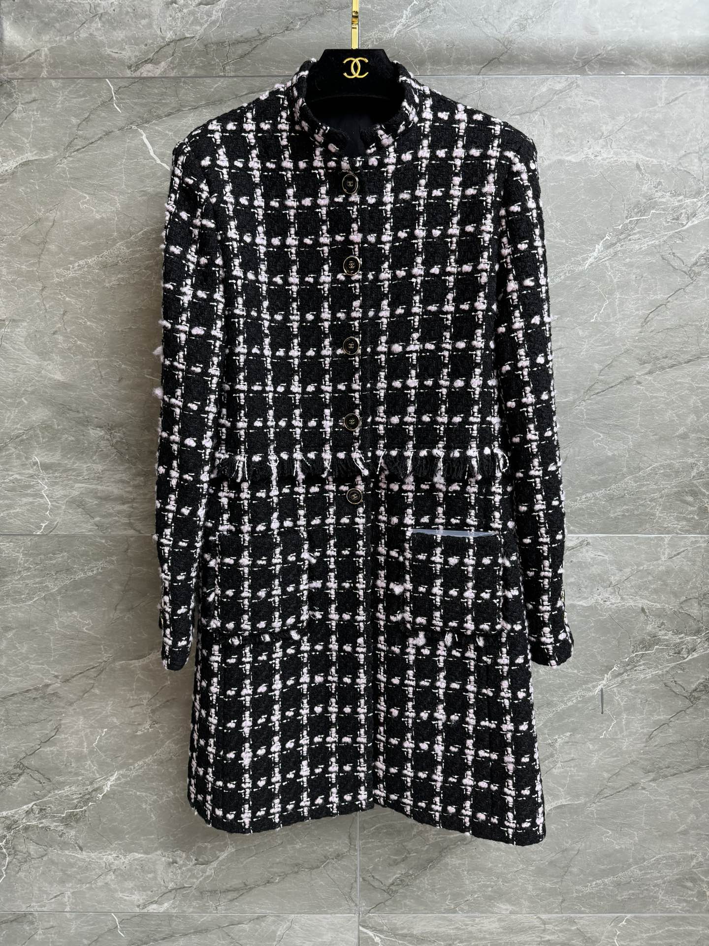 NO:485326,New autumn and winter models are available!  Xiangjia black pink plaid jacket 2025 autumn and winter preview series Stand-up collar single-breasted design Retro plaid black pink color scheme Fashionable and high-end Twill wool tweed fabric Silk jacquard lining Medium-length style Top body looks slim and temperament Full trademark size SML, Chanel, jackets & coats, real silk, alexander wang19860909秋冬新款上新啦！ 香家黑粉格纹外套 2025秋冬预告系列 立领单排扣设计 复古格纹黑粉配色 时髦高级 斜纹羊毛花呢面料 真丝提花里衬 中长款版型 上身显瘦又气质 商标齐全 尺码SML,,chanel,jackets & coats,real silk,alexander wang,Women's clothing