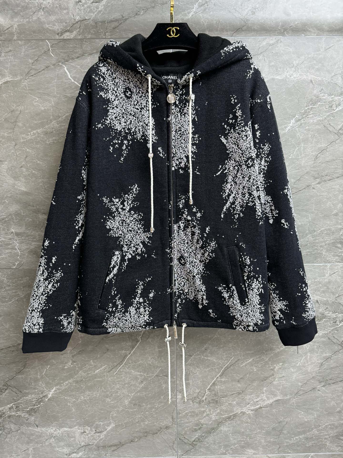 NO:485321,New autumn and winter models are available. Xiangjia black firework jacket. 2025 autumn and winter preview series. Hooded zipper design. Firework logo jacquard pattern. Casual age-reducing and fashionable. Customized velvet sweatshirt fabric. Thick and warm and comfortable. Loose style. Not to be picked. Full trademarks, chanel, hoodie, sweatshirts, jackets & coats, hats, alexander wang.19860909秋冬新款上新啦 香家黑色烟花外套 2025秋冬预告系列 连帽拉链设计 烟花logo提花图案 休闲减龄时髦 定制加绒卫衣面料 厚实保暖舒适 宽松版型 不挑人穿 商标齐全,,chanel,hoodie,sweatshirts,jackets & coats,hats,alexander wang,Women's clothing