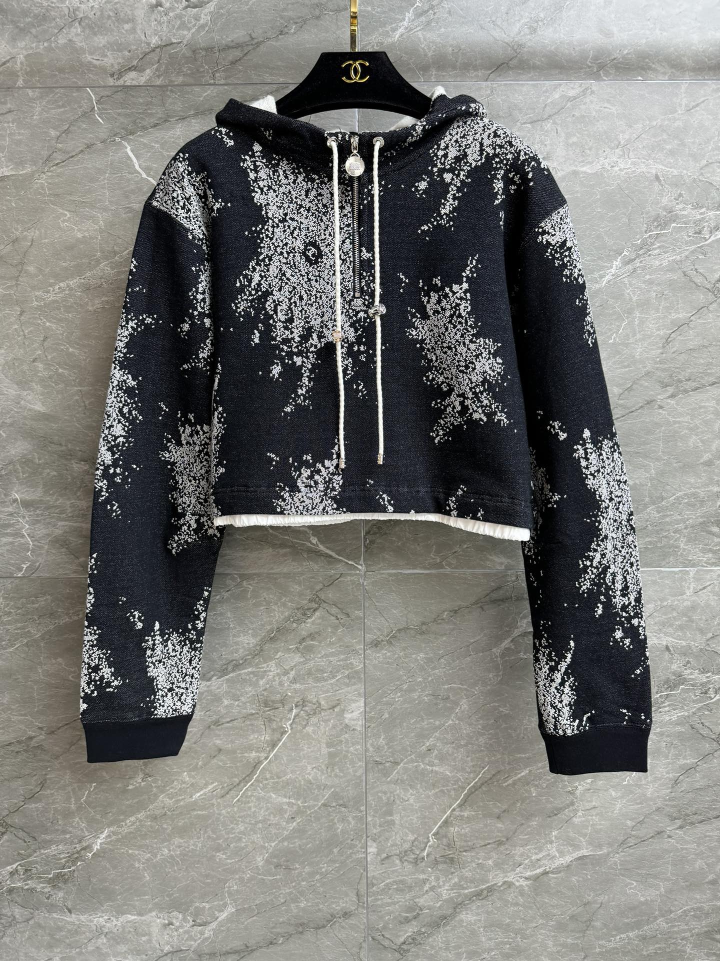 NO:485316,New autumn and winter models are available. Xiangjia black fireworks sweatshirt 2025 autumn and winter preview series. Half zipper hooded design. Firework logo jacquard pattern. Careful and age-reducing. Customized velvet sweatshirt fabric. Warm and comfortable. Short style. The upper body looks slim and fashionable. Complete trademarks, chanel, hoodie, sweatshirts, hats, alexander wang.19860909秋冬新款上新啦 香家黑色烟花卫衣 2025秋冬预告系列 半拉链连帽设计 烟花logo提花图案 休闲减龄 定制加绒卫衣面料 保暖舒适 短款版型 上身显瘦又时髦 商标齐全,,chanel,hoodie,sweatshirts,hats,alexander wang,Women's clothing