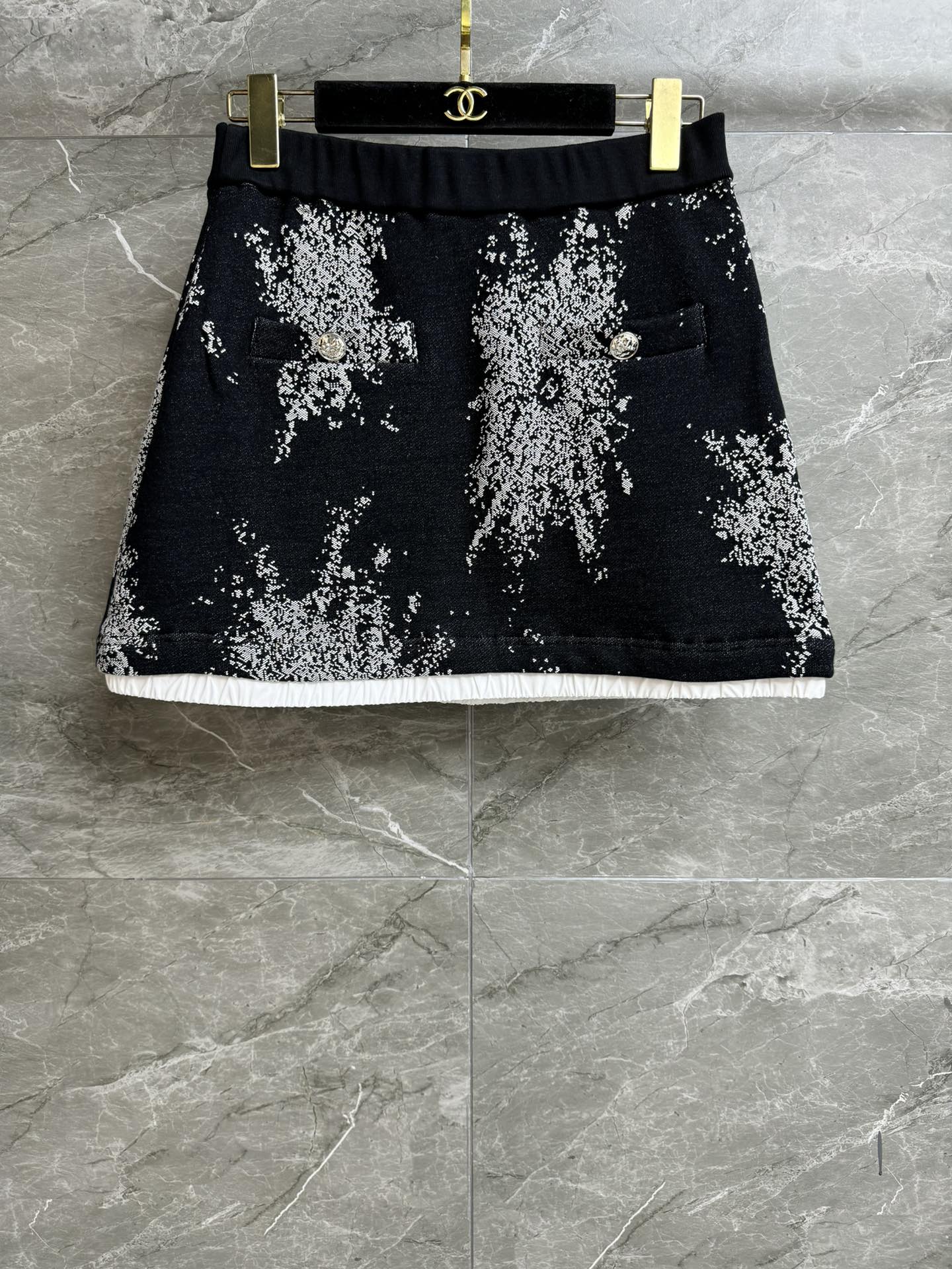 NO:485310,New autumn and winter models are available. Xiangjia black fireworks skirt. 2025 autumn and winter preview series. Elastic elastic waist. Black and white splicing design. Firework logo jacquard pattern. Casual age reduction. Customized velvet sweatshirt fabric. Warm and comfortable. A-line skirt style. The upper body looks slim and versatile. Complete trademarks, chanel, hoodie, sweatshirts, skirts, alexander wang.19860909秋冬新款上新啦 香家黑色烟花半裙 2025秋冬预告系列 松紧弹力腰头 黑白拼接设计 烟花logo提花图案 休闲减龄 定制加绒卫衣面料 保暖舒适 A字裙版型 上身显瘦又百搭 商标齐全,,chanel,hoodie,sweatshirts,skirts,alexander wang,Women's clothing