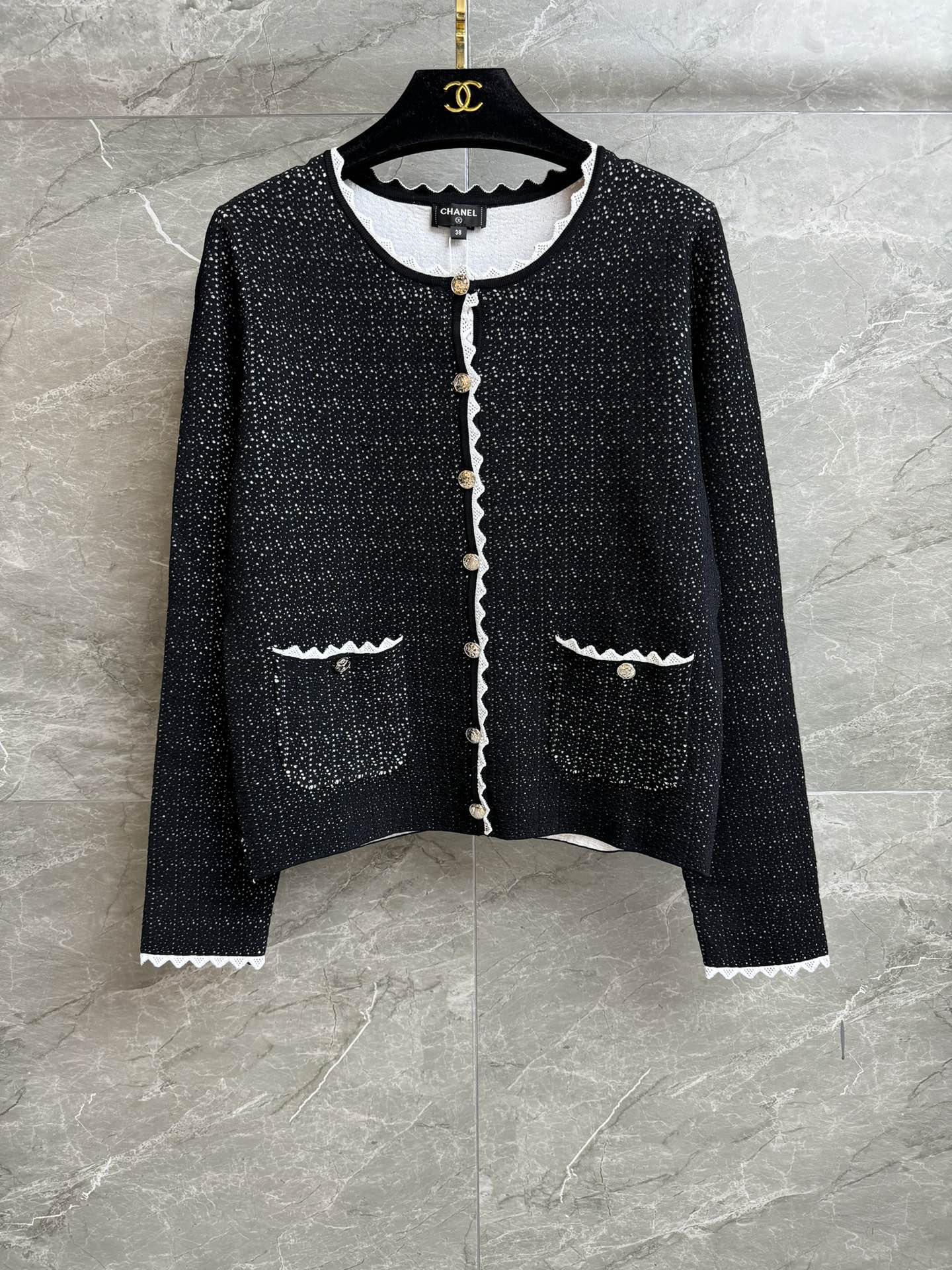 NO:485305,New models for early autumn are shipped. Xiangjia white lace cardigan. 2025 autumn and winter preview series. White lace splicing design is very beautiful. French romantic and exquisite. Custom knitted fabric. Comfortable and skin-friendly. Normal style. Slim and temperament on the upper body. Complete trademarks. Equipped with cloth bags. Size SML, chanel, alexander wang.19860909早秋新款出货啦 香家白色花边开衫 2025秋冬预告系列 白色花边拼接设计 很有美感 法式浪漫精致 定制针织面料 舒适亲肤 正常版型 上身显瘦又气质 商标齐全 配有布袋 尺码SML,,chanel,alexander wang,Women's clothing