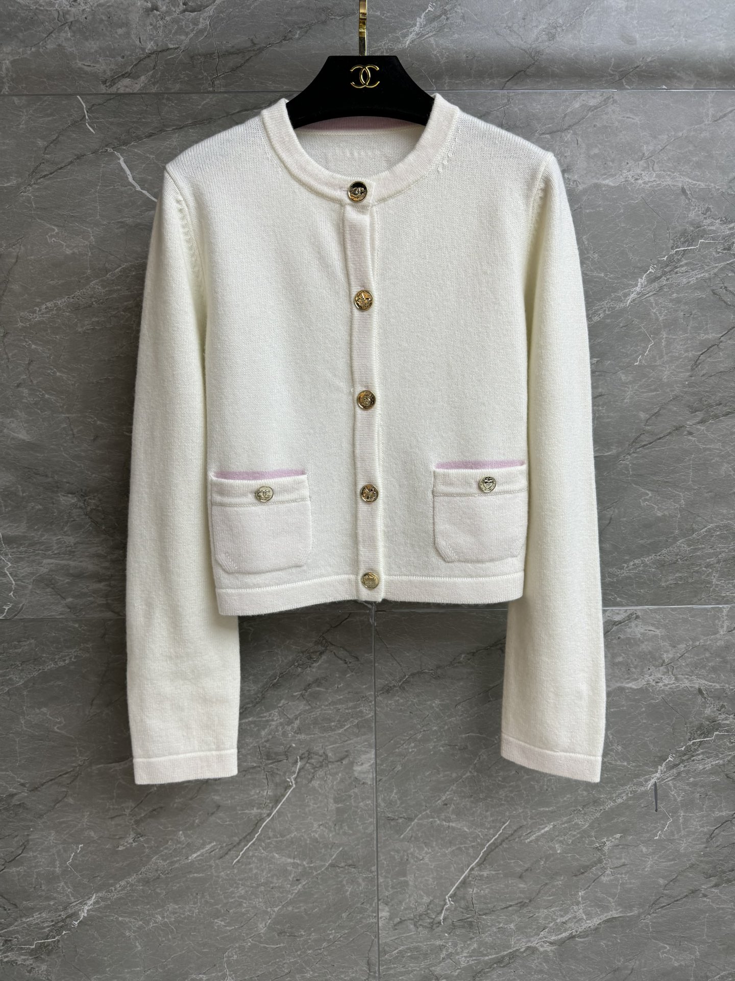 NO:485300,High-version shipped Xiangjia white cashmere cardigan 2025 autumn and winter preview series round neck single-breasted design gold tone logo button decoration exquisite simple and high-end cashmere knitted fabric soft and comfortable texture short style upper body slim and temperament full trademark size SML, chanel, alexander wang19860909高版本出货啦 香家白色羊绒开衫 2025秋冬预告系列 圆领单排扣设计 金色调logo纽扣装饰点缀 精致简约高级 羊绒针织面料 软糯舒适有质感 短款版型 上身显瘦又气质 商标齐全 尺码SML,,chanel,alexander wang,Women's clothing