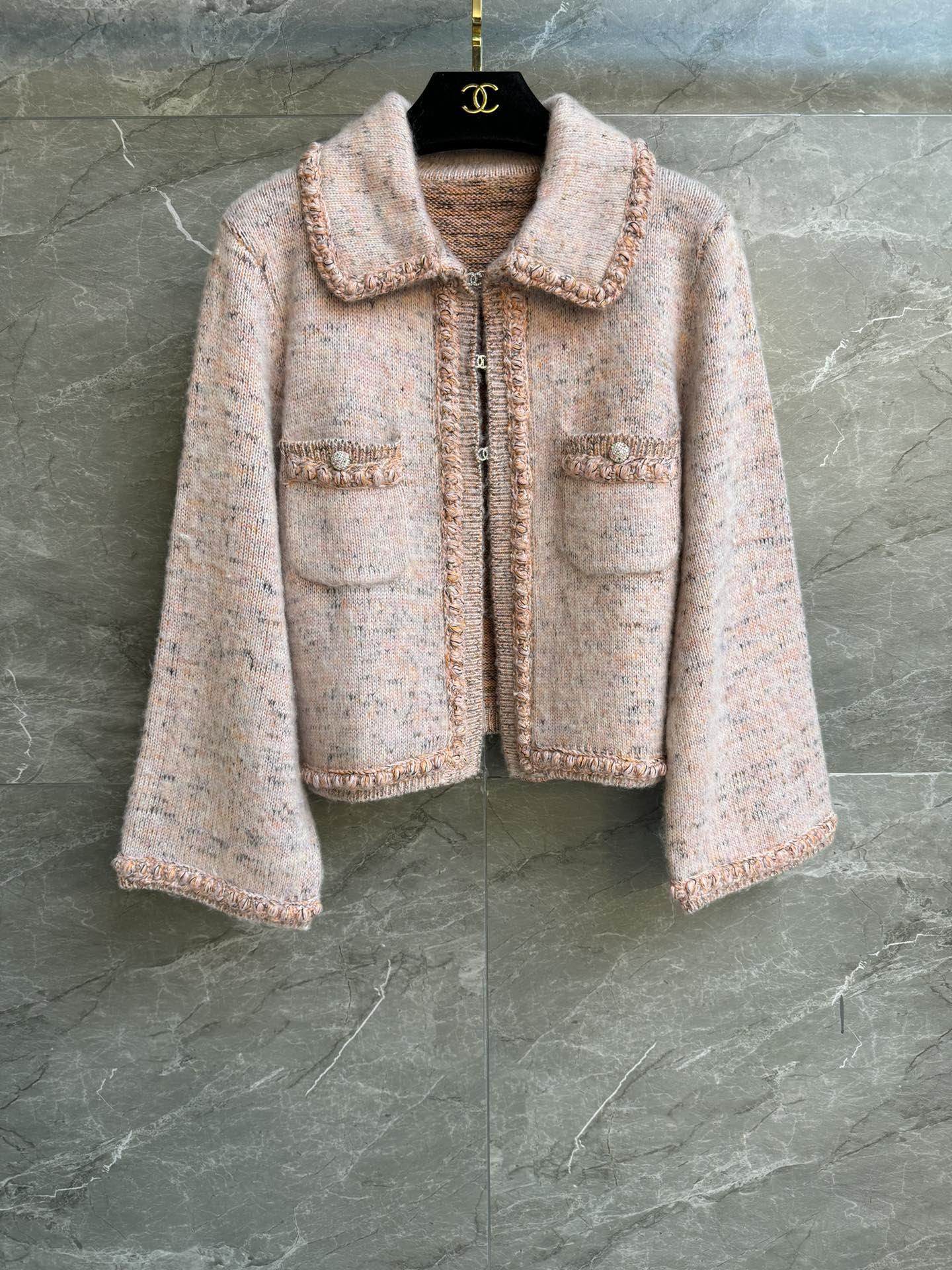 NO:485295,New models for early autumn are shipped. Xiangjia pink plush cardigan 2025 autumn and winter preview series. Lapel diamond buckle design. Knitted edge bundling decoration embellishment. Pink color matching is fashionable and age-reducing. Custom cashmere-blend knitted fabric. Soft and thick. Short style. Slim and temperament on the upper body. Full trademark. Size SML, chanel, alexander wang.19860909早秋新款出货啦 香家粉色毛绒开衫 2025秋冬预告系列 翻领钻扣设计 编织捆边装饰点缀 粉色配色时髦减龄 定制羊绒混纺针织面料 柔软厚实 短款版型 上身显瘦又气质 商标齐全 尺码SML,,chanel,alexander wang,Women's clothing