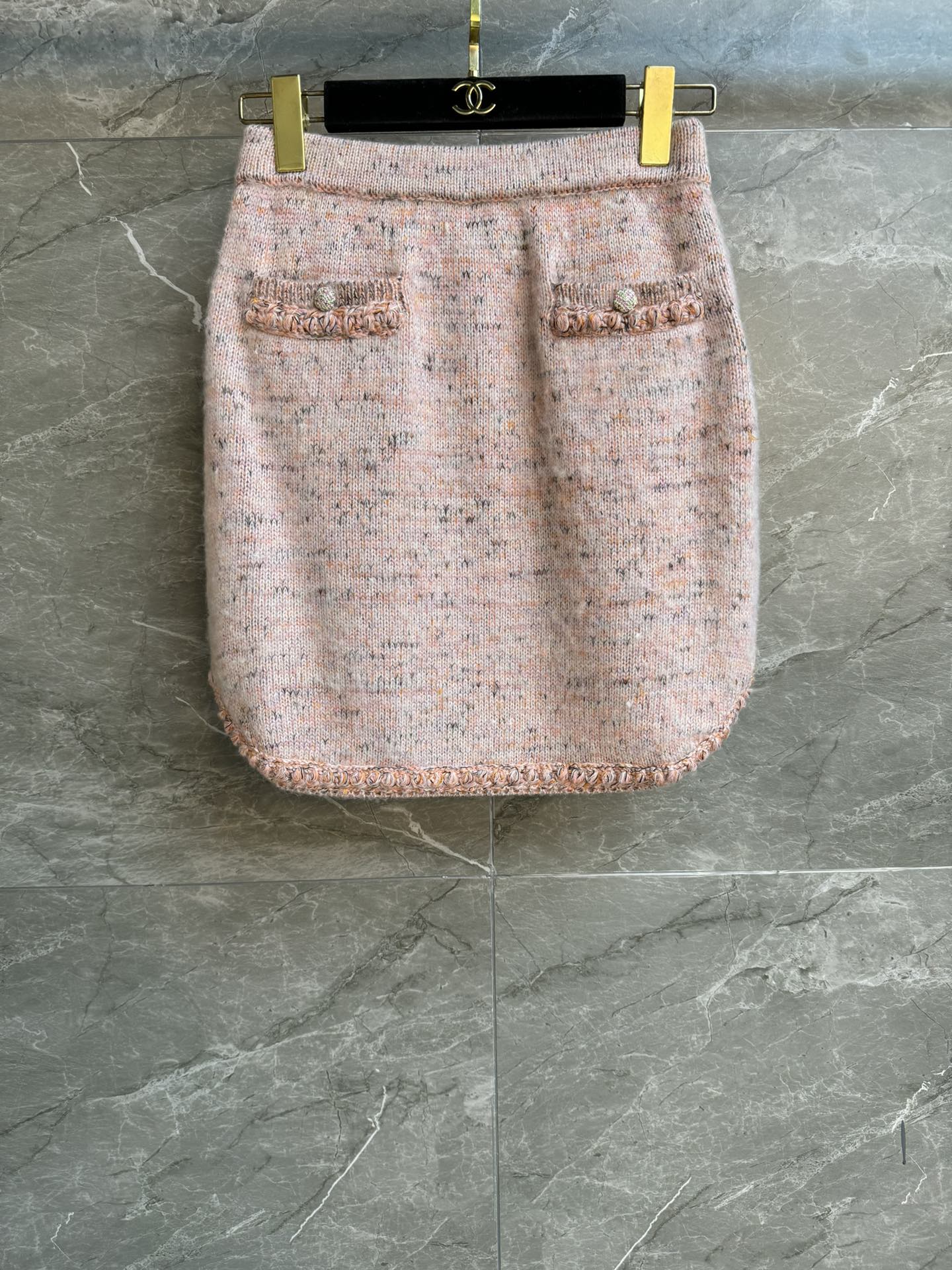 NO:485289,New early autumn styles are shipped. Xiangjia pink plush skirt. 2025 autumn and winter preview series. Elastic elastic waist. Knitted edge-bound decoration embellishment. Pink color matching. Fashionable and fashionable. Cashmere-blend knitted fabric. Soft and thick. High-waisted A-line skirt style. The upper body looks slim and temperament. Full trademark. Size SML, chanel, skirts, alexander wang.19860909早秋新款出货啦 香家粉色毛绒半裙 2025秋冬预告系列 松紧弹力腰头 编织捆边装饰点缀 粉色配色时髦洋气 羊绒混纺针织面料 柔软厚实 高腰A字裙版型 上身显瘦又气质 商标齐全 尺码SML,,chanel,skirts,alexander wang,Women's clothing