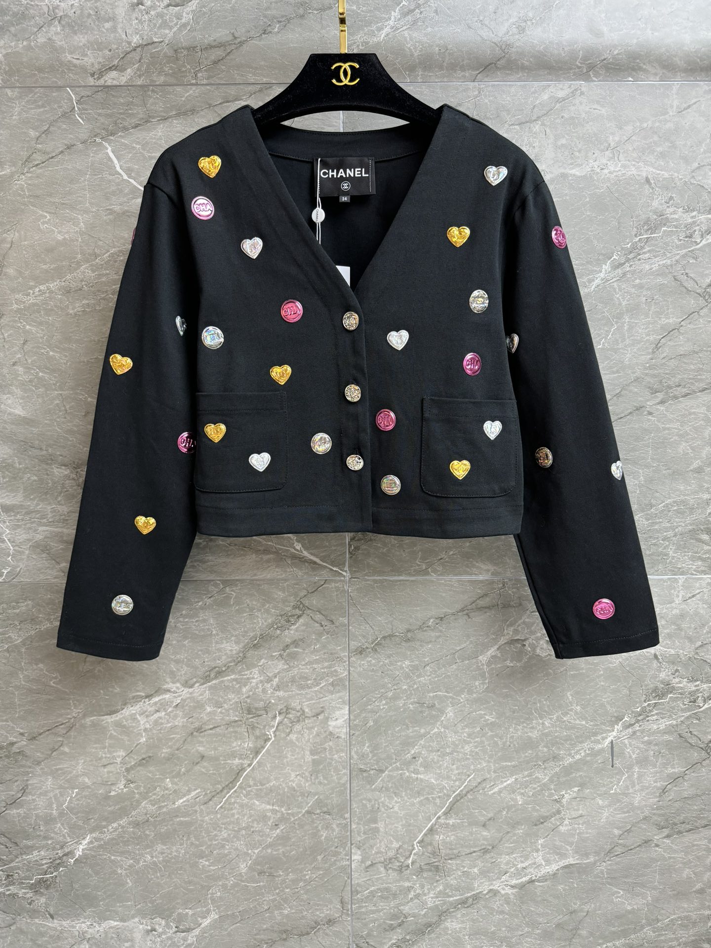 NO:485283,New early autumn style is available. Xiangjia colored badge jacket. 2025 autumn and winter series. V-neck single-breasted design. Three-dimensional color logo badge decoration. Exquisite and fashionable. Customized cotton material. Comfortable and skin-friendly and breathable. Short style. Slim and versatile upper body. Full trademark. Size SML, chanel, jackets & coats, alexander wang.19860909早秋新款上新啦 香家彩色徽章外套 2025秋冬系列 V领单排扣设计 立体彩色logo徽章装饰点缀 精致时髦 定制纯棉材质 舒适亲肤透气 短款版型 上身显瘦又百搭 商标齐全 尺码SML,,chanel,jackets & coats,alexander wang,Women's clothing