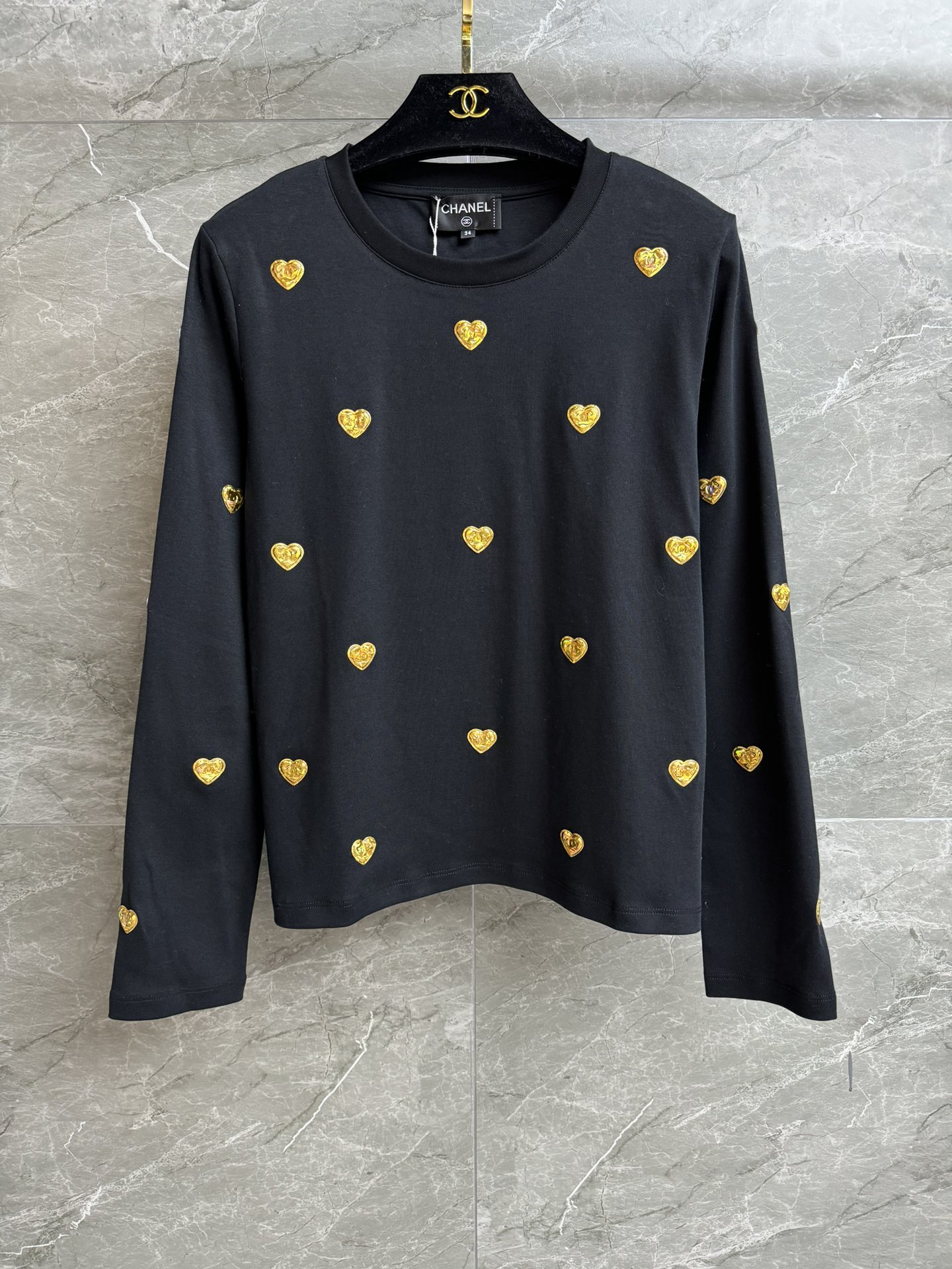NO:485278,New early autumn style is available. Xiangjia love badge long T 2025 autumn and winter series. Round neckline design. Three-dimensional love logo badge decoration. Exquisite and fashionable. Customized pure cotton material. Comfortable and skin-friendly and breathable. Normal style. Slim and versatile. Full trademark. Size SML, chanel, alexander wang.19860909早秋新款上新啦 香家爱心徽章长T 2025秋冬系列 圆领领口设计 立体爱心logo徽章装饰点缀 精致时髦 定制纯棉材质 舒适亲肤透气 正常版型 上身显瘦又百搭 商标齐全 尺码SML,,chanel,alexander wang,Women's clothing
