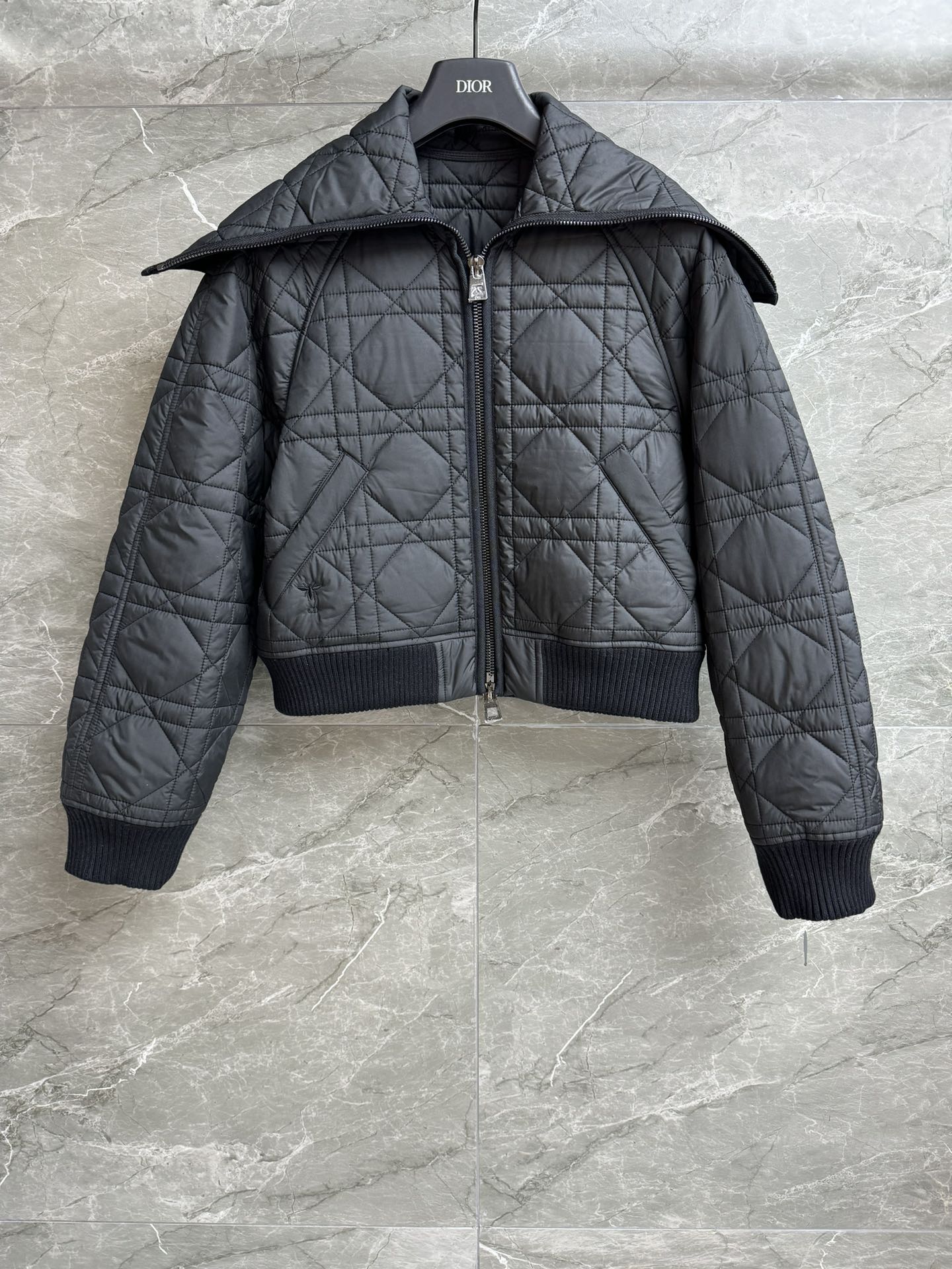 NO:486383,New early autumn style is available. D home rattan plaid jacket 2025 autumn and winter series. Large lapel zipper design. Classic rattan plaid stitching. CD bee embroidery embellishment. Full of high-end feel. Clean and neat. Customized taffeta technology fabric. Inner cotton clamp. Light and warm. Short style. The upper body looks slim and fashionable. Size SML,,dior, jackets & coats,alexander wang.19860909早秋新款上新啦 D家藤格纹外套 2025秋冬系列 大翻领拉链设计 经典藤格纹衍缝 CD蜜蜂刺绣点缀 高级感十足 干净利落 定制塔夫绸科技面料 内里夹棉 轻盈保暖 短款版型 上身显瘦又时髦 尺码SML,,dior,jackets & coats,alexander wang,Women's clothing