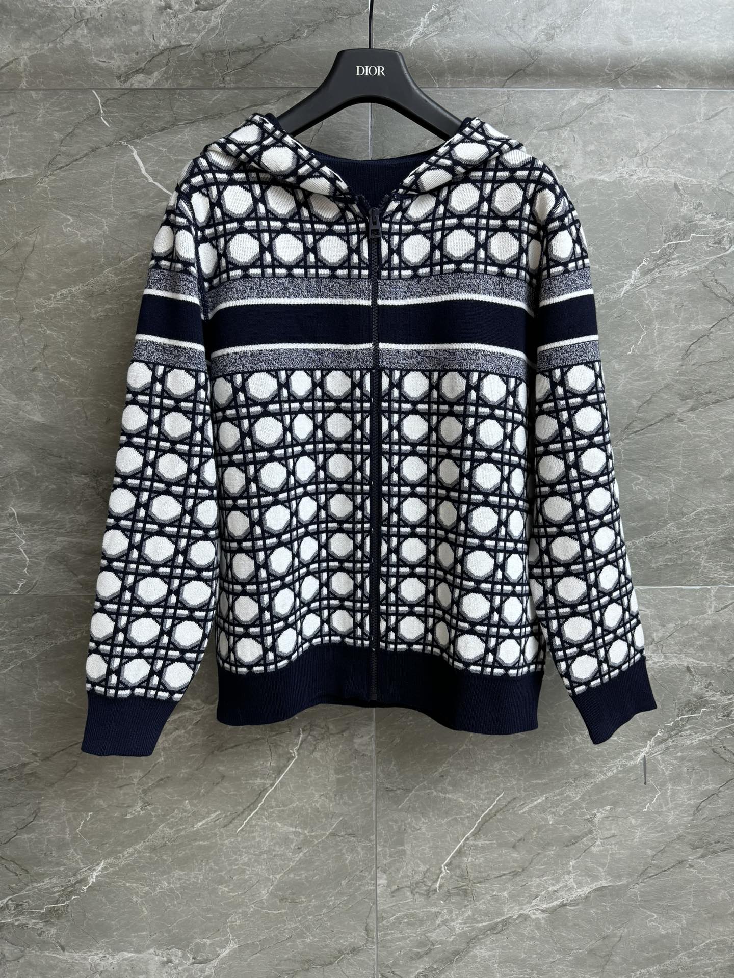 NO:486348,New autumn and winter models are available. D-home plaid cardigan autumn and winter series. Hooded zipper design. Classic plaid plaid jacquard pattern. Back letter jacquard embellishment. Fashionable and high-end wool-blend fabric. Thick and warm texture. Loose style. Slim and temperament on the upper body. Size SML,,dior,hats,alexander wang.19860909秋冬新款上新啦 D家藤格纹开衫 秋冬系列 连帽拉链设计 经典藤格纹提花图案 后背字母提花点缀 时髦高级 羊毛混纺面料 厚实保暖有质感 宽松版型 上身显瘦又气质 尺码SML,,dior,hats,alexander wang,Women's clothing