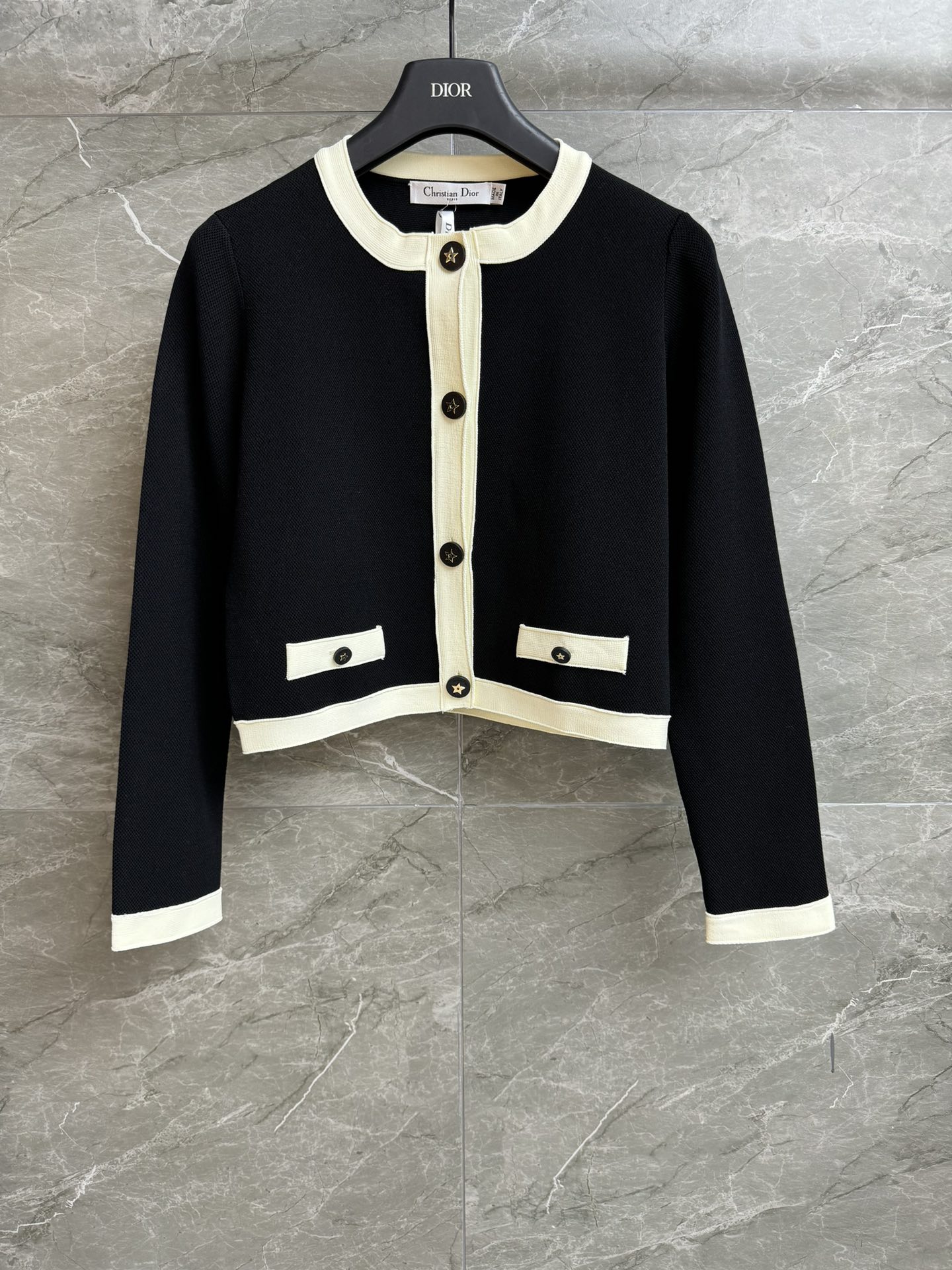 NO:486356,New models for early autumn are available. D home black and white knitted cardigan 2025 early autumn series. Round neck single-breasted design. Five-pointed star button decoration embellishment. Black and white color matching. Fashionable and high-end customized knitted fabric. Cool and comfortable. Short style. Slim and temperament on the upper body. Full trademark. Size sml,,dior,alexander wang.19860909早秋新款上新啦 D家黑白针织开衫 2025早秋系列 圆领单排扣设计 五角星纽扣装饰点缀 黑白配色时髦高级 定制针织面料 冰凉舒适 短款版型 上身显瘦又气质 商标齐全 尺码sml,,dior,alexander wang,Women's clothing