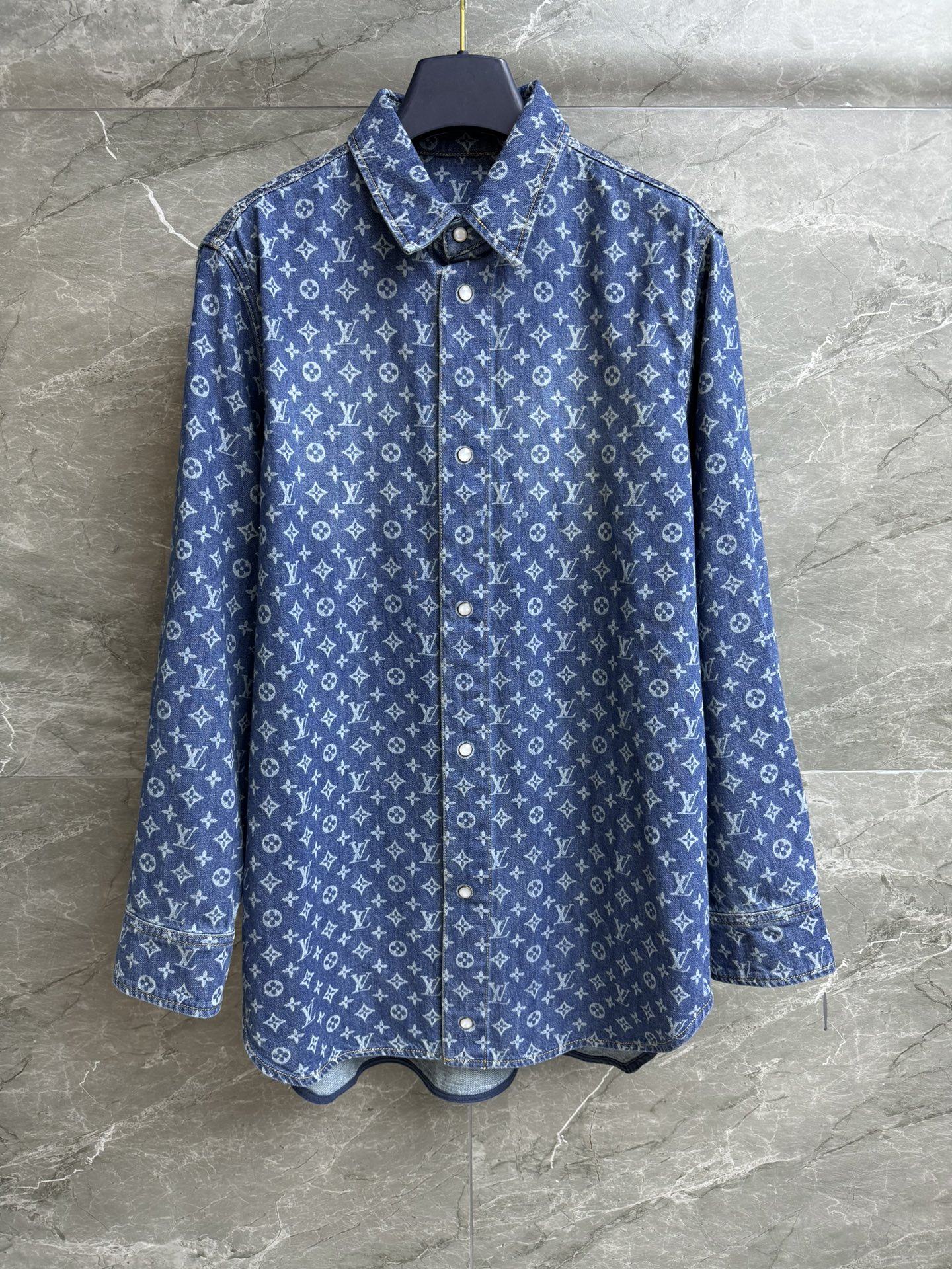 NO:486389,New models for early autumn are available!  L family old-fashioned denim shirt 2025 autumn and winter series Lapel neckline design adopts blue old-fashioned pattern retro fashionable and high-end imported denim fabric soft and comfortable loose fit upper body slim and temperament full trademark size SML,,louis vuitton,shirts,alexander wang19860909早秋新款上新啦！ L家老花牛仔衬衫 2025秋冬系列 翻领领口设计 采用蓝色老花图案 复古时髦高级 进口牛仔布面料 柔软舒适 宽松版型 上身显瘦又气质 商标齐全 尺码SML,,louis vuitton,shirts,alexander wang,Women's clothing