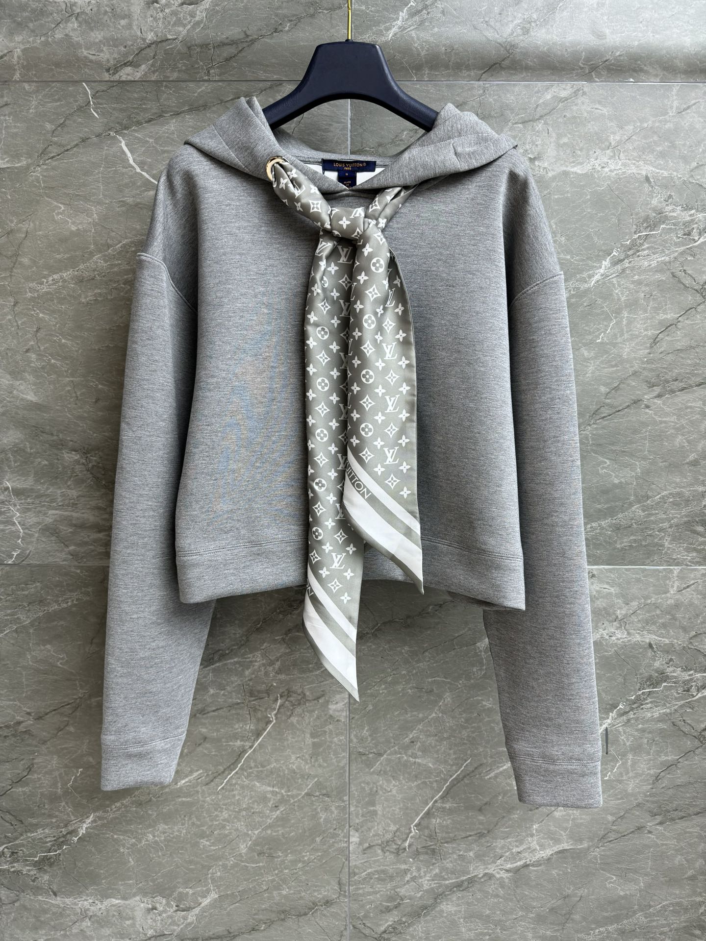 NO:486401,New models for early autumn are available. L Home Scarf Sweatshirts 2025 Autumn and Winter Series Hooded Neck Design Old Flower Scarf Decoration Casual and exquisite and fashionable Customized air-layer sweatshirt fabric Comfortable and not soft and short loose style Slimming and temperament on the upper body Complete trademark, louis vuitton, hoodie, sweatshirts, hats, alexander wang19860909早秋新款上新啦 L家丝巾卫衣 2025秋冬系列 连帽领口设计 老花丝巾装饰 休闲精致时髦 定制空气层卫衣面料 舒适不软瘫 短款宽松版型 上身显瘦又气质 商标齐全,,louis vuitton,hoodie,sweatshirts,hats,alexander wang,Women's clothing