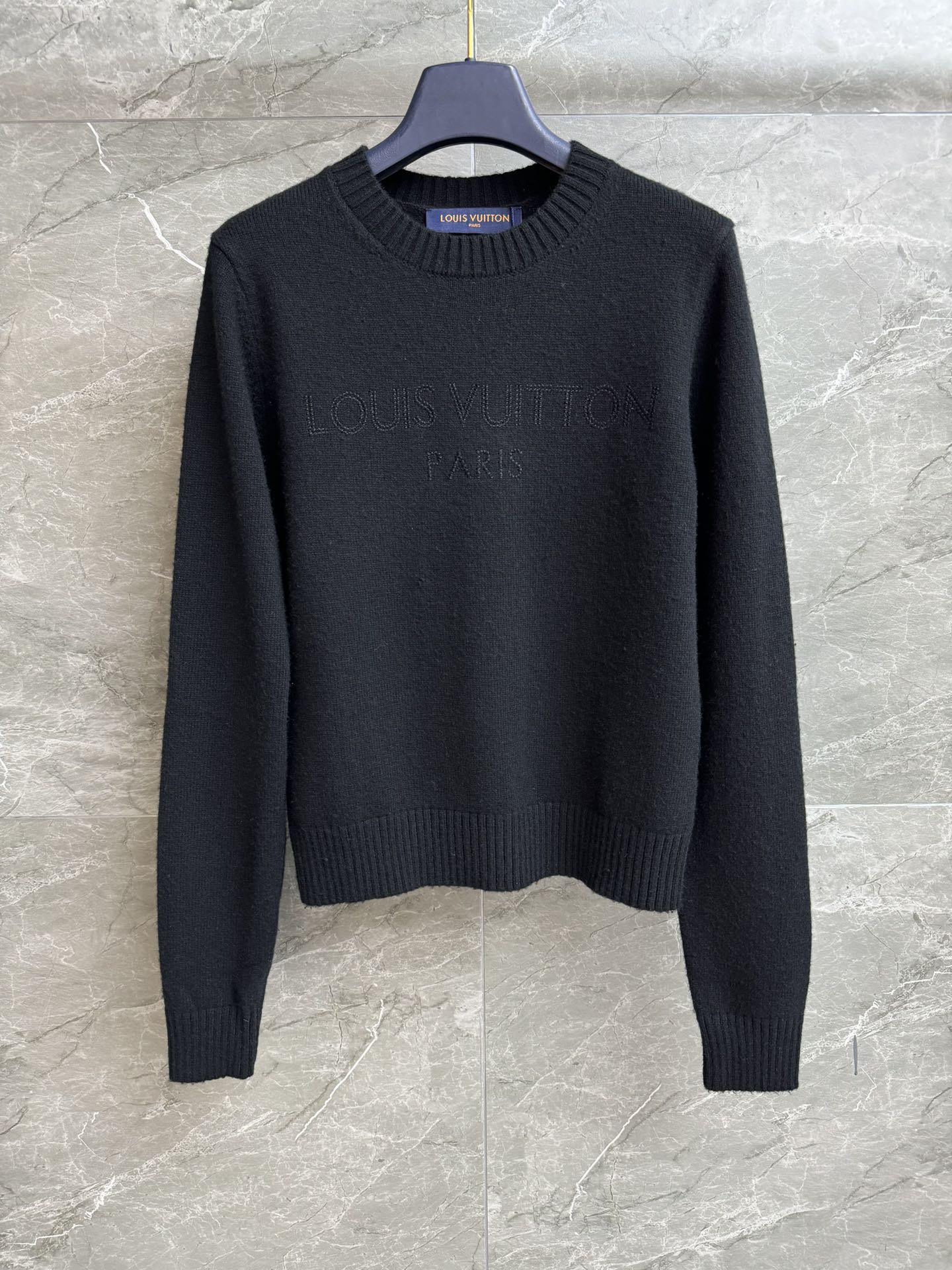 NO:489004,New early autumn styles are shipped. L's letter embroidered sweater. 2025 autumn and winter series. Round neck ribbed neckline. Classic letter embroidery on the chest. Simple and high-end custom knitted fabric. Warm and comfortable. Normal style. Slim and temperament on the upper body. Full trademark. Size SML,,louis vuitton,sweaters,alexander wang.19860909早秋新款出货啦 L家字母刺绣毛衣 2025秋冬系列 圆领罗纹领口 胸前经典字母刺绣图案点缀 简约高级 定制针织面料 保暖舒适 正常版型 上身显瘦又气质 商标齐全 尺码SML,,louis vuitton,sweaters,alexander wang,Women's clothing