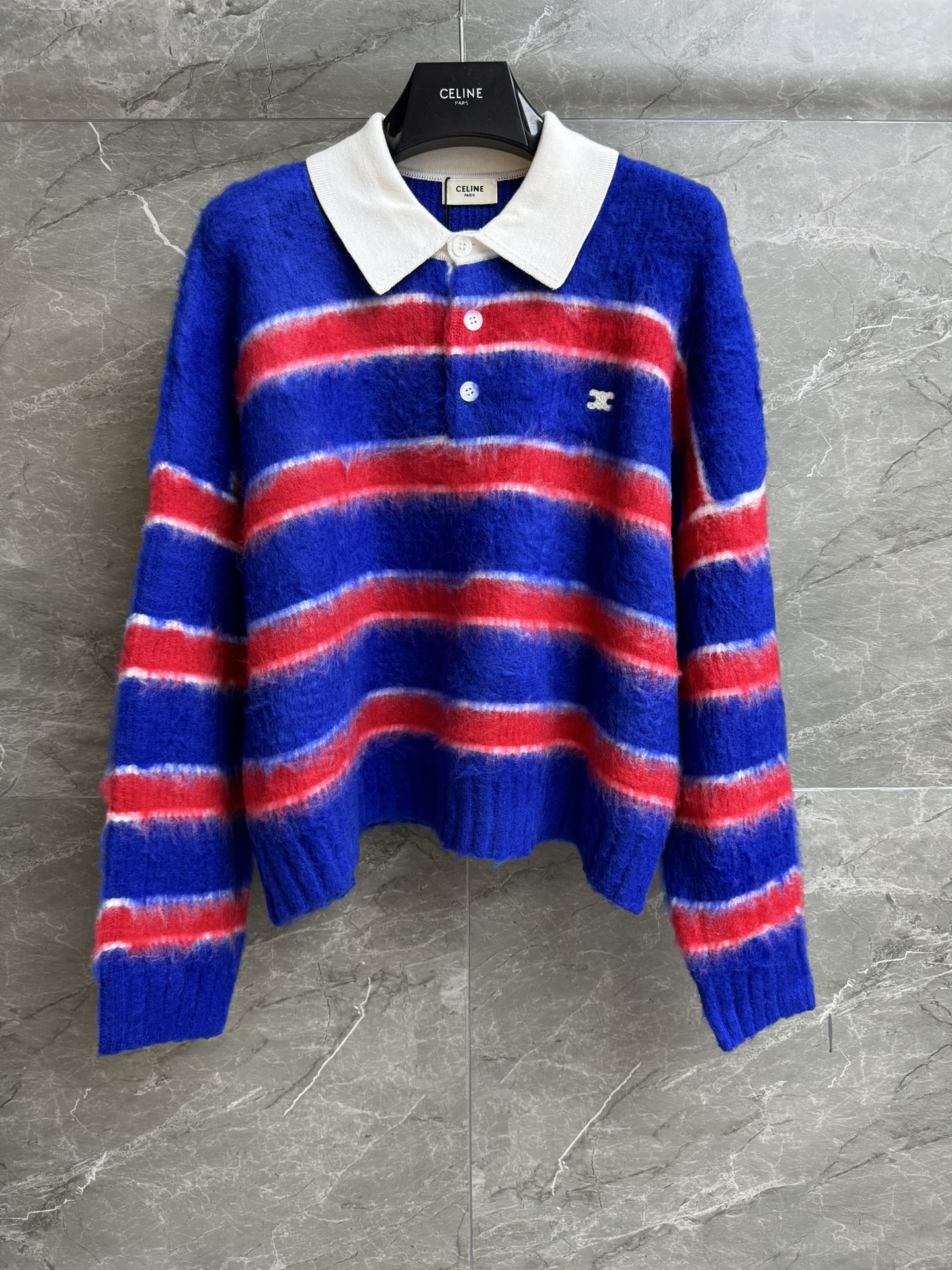 NO:486408,New early autumn styles are shipped CL contrasting striped sweater 2025 autumn and winter series Classic polo neckline Arc de Triomphe logo embellishment Colorful striped contrasting colors Fashionable and fashionable Custom knitted fabric Thick and warm and comfortable Loose style The upper body looks slim and versatile. Full trademark size SML,,sweaters,alexander wang19860909早秋新款出货啦 CL撞色条纹毛衣 2025秋冬系列 经典polo领口 凯旋门logo徽标点缀 彩色条纹撞色 时髦洋气 定制针织面料 厚实保暖舒适 宽松版型 上身显瘦又百搭 商标齐全 尺码SML,,sweaters,alexander wang,Women's clothing