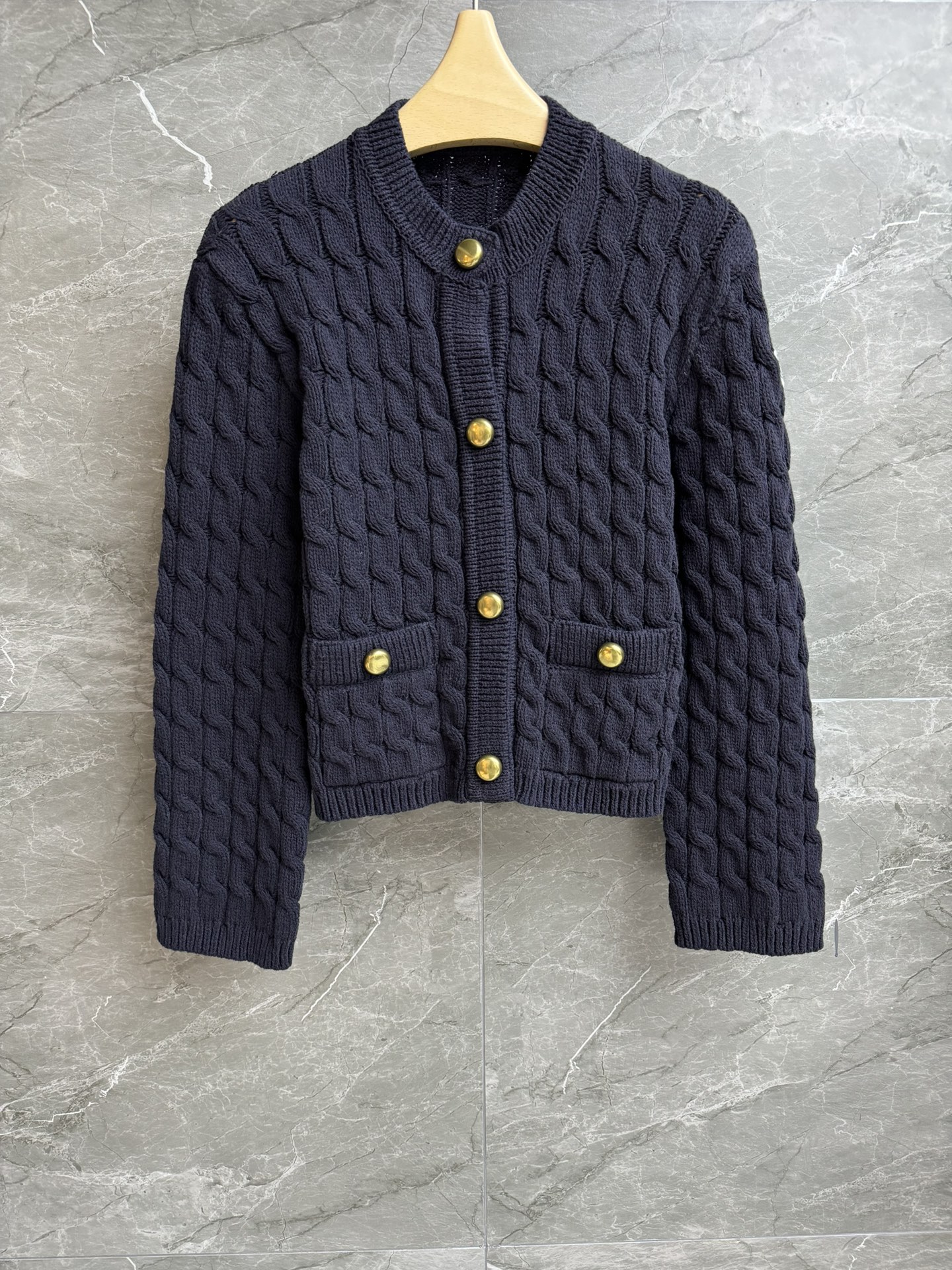 NO:486416,New early autumn styles are available. Banded cork knit cardigan. 2025 autumn and winter series. Round neck single-breasted design. Retro gold button decoration. Sleeve logo badge embellishment. Classic cork twist knitted texture. Simple and atmospheric. Cotton knitted fabric. Comfortable and skin-friendly. Elastic slim fit. The upper body looks slim and versatile. Full trademark. Size SML, Moncler, alexander wang.19860909早秋新款上新啦 蒙口绞花针织开衫 2025秋冬系列 圆领单排扣设计 复古金扣装饰 袖子logo徽章点缀 经典绞花麻花编织纹理 简约大气 棉质针织面料 舒适亲肤 弹力修身版型 上身显瘦又百搭 商标齐全 尺码SML,,Moncler,alexander wang,Women's clothing