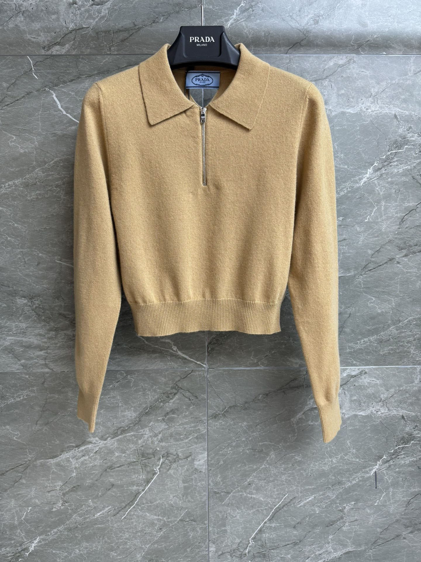 NO:487432,New early autumn style is available. P home camel cashmere polo shirt 2025 autumn and winter series. Classic polo neckline. Retro and unique. Camel color matching. Retro and high-end cashmere knitted fabric. Soft and comfortable. Short style. Slim and temperament on the upper body. Full trademark. Size SML,,alexander wang.19860909早秋新款上新啦 P家驼色羊绒polo衫 2025秋冬系列 经典polo领口 后三角镂空设计 简约又不失特色 驼色配色复古高级 羊绒针织面料 柔软舒适 短款版型 上身显瘦又气质 商标齐全 尺码SML,,alexander wang,Women's clothing