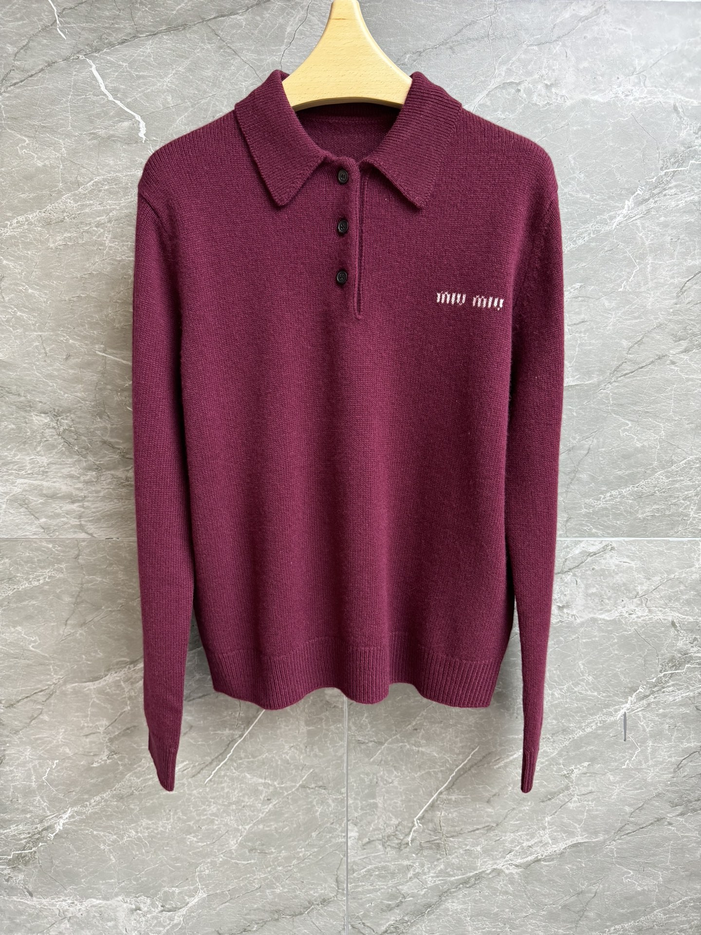 NO:487440,New early autumn style is available. Miu burgundy cashmere sweater. 2025 autumn and winter series. Classic polo neckline. Alphabet inlay logo embellishment. Burgundy color matching. Retro and fashionable. Cashmere knitted fabric. Soft and comfortable skin-friendly. Loose style. Slim and versatile. Full trademark. Size SML,,miumiu,sweaters,alexander wang.19860909早秋新款上新啦 Miu酒红色羊绒毛衣 2025秋冬系列 经典polo领领口 字母嵌花logo点缀 酒红色配色复古时髦 羊绒针织面料 柔软舒适亲肤 宽松版型 上身显瘦又百搭 商标齐全 尺码SML,,miumiu,sweaters,alexander wang,Women's clothing