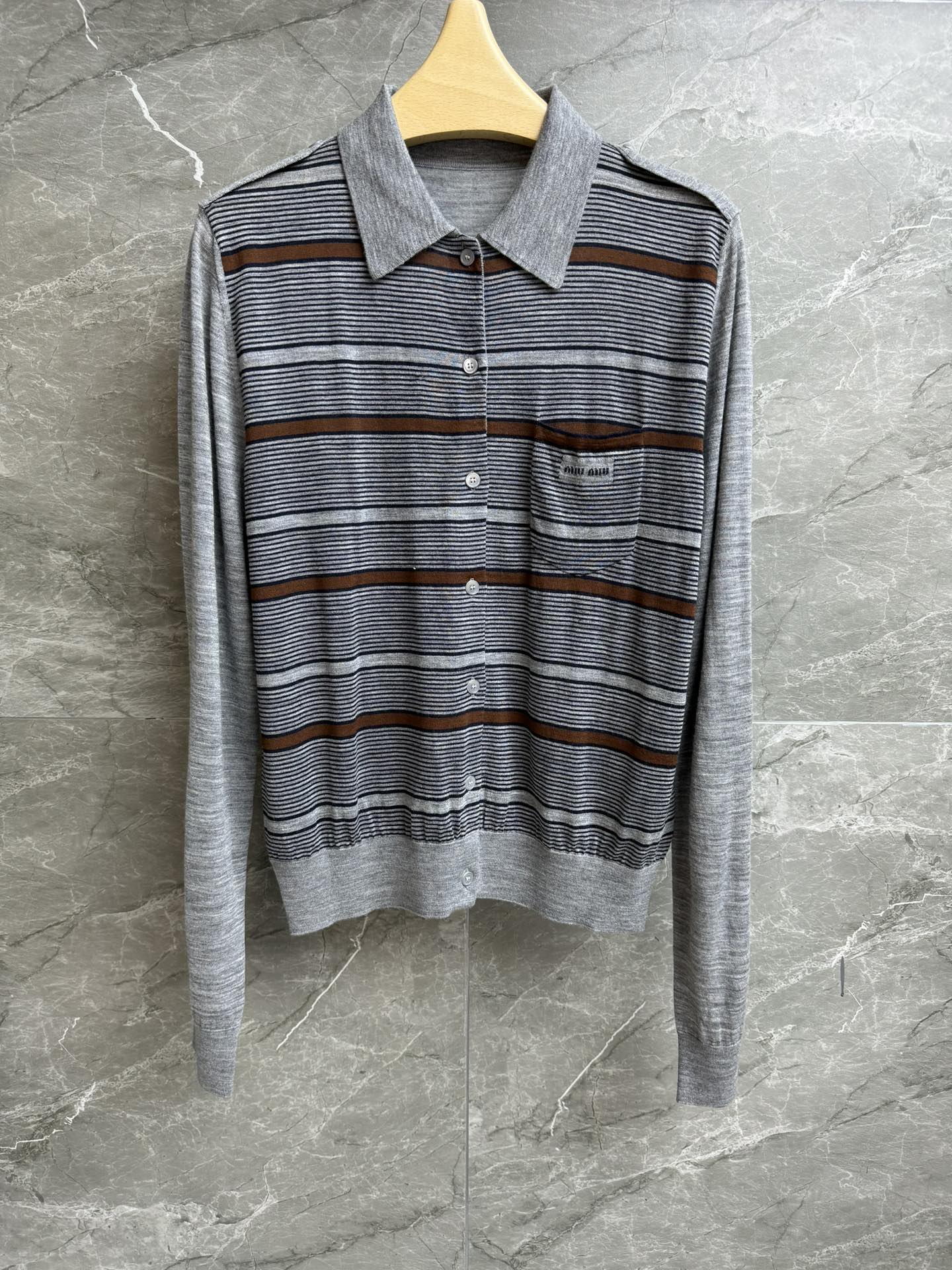 NO:487446,High-version shipped Miu gray striped cardigan 2025 early autumn series Classic polo collar design Letter logo embellishment pocket Gray striped color block Fashionable retro First-cut wool knitted fabric Lightweight soft and comfortable Normal style Top body looks slim and temperament Full trademark size SML, miumiu, alexander wang19860909高版本出货啦 Miu灰色条纹开衫 2025早秋系列 经典polo领设计 字母logo徽标点缀口袋 灰色条纹拼色 时髦复古 初剪羊毛针织面料 轻薄柔软舒适 正常版型 上身显瘦又气质 商标齐全 尺码SML,,miumiu,alexander wang,Women's clothing