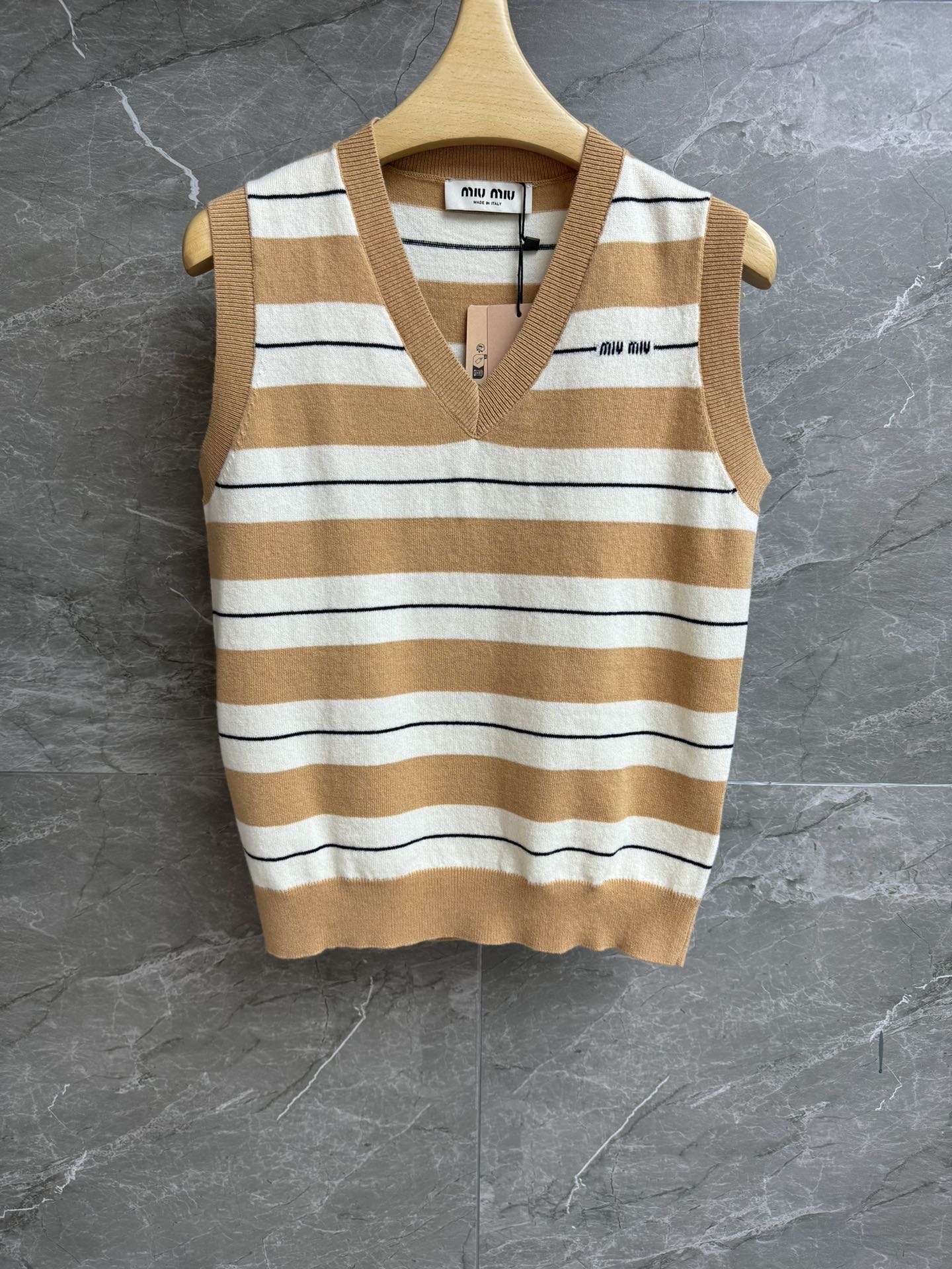 NO:487458,New models for early autumn are available. Miu striped knitted vest. 2025 autumn and winter series. Temperament V-neck neckline. Letter inlay logo embellishment. Striped contrasting color lazy retro. Wool knitted fabric. Soft and comfortable. Slim fit. The upper body looks slim and versatile. Full trademark. Size SML,,miumiu,alexander wang.19860909早秋新款上新啦 Miu条纹针织背心 2025秋冬系列 气质V领领口 字母嵌花logo点缀 条纹撞色慵懒复古 羊毛针织面料 柔软舒适 修身版型 上身显瘦又百搭 商标齐全 尺码SML,,miumiu,alexander wang,Women's clothing